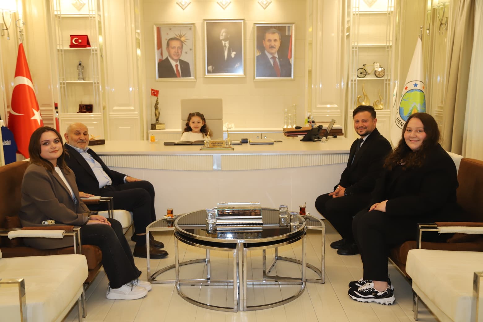 23 NİSAN'DA BAŞKANLIK KOLTUĞU MİNİK ÖĞRENCİLERE EMANET