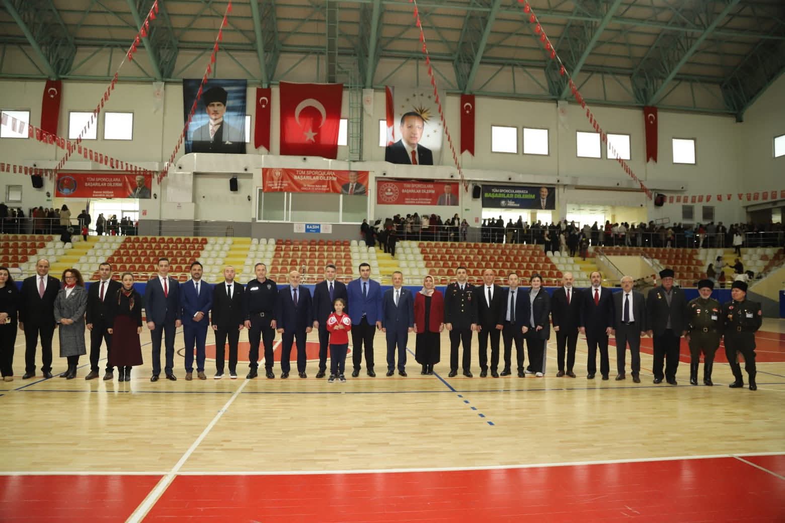 HENDEK’TE 23 NİSAN TÖRENLE KUTLANDI