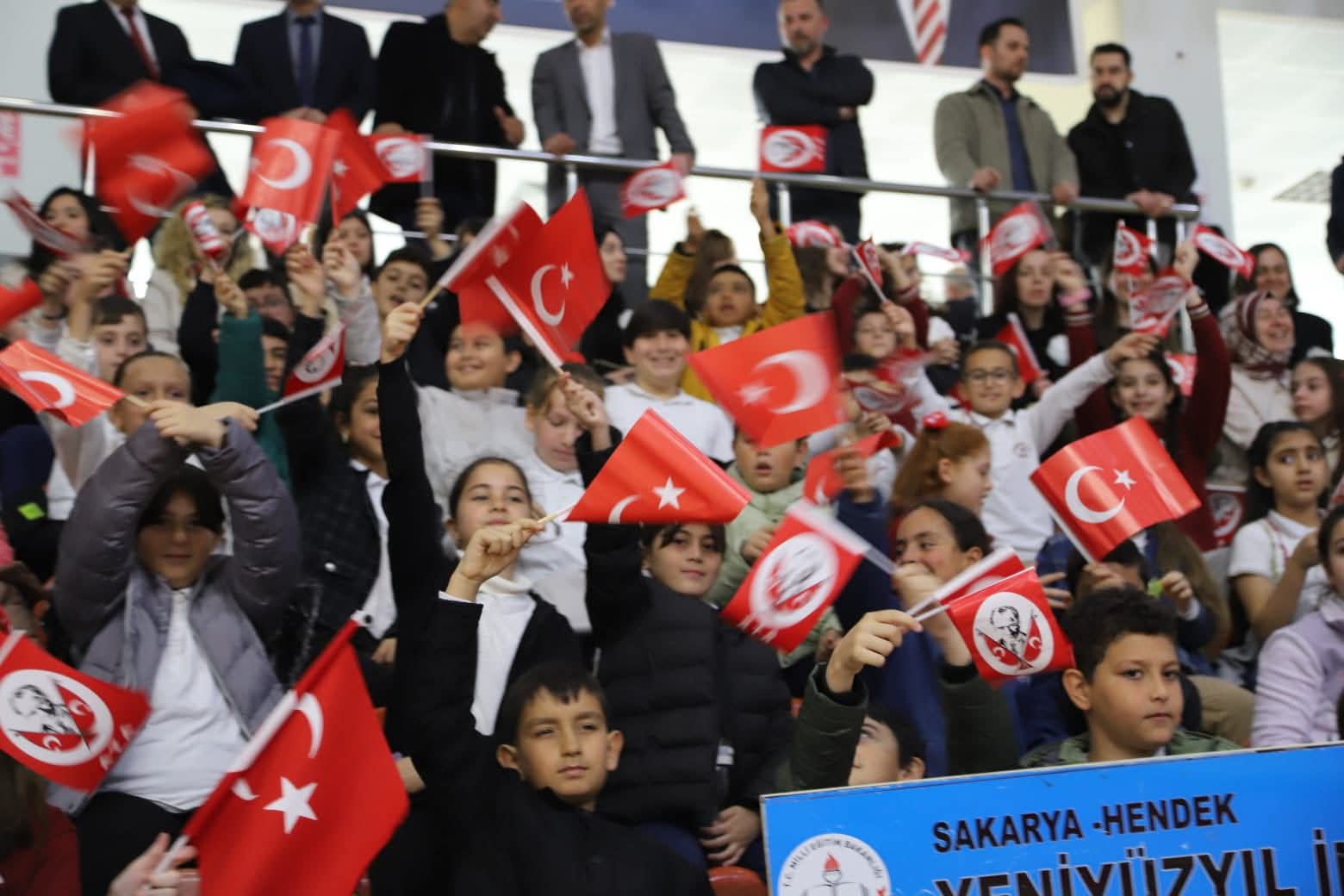 HENDEK’TE 23 NİSAN TÖRENLE KUTLANDI