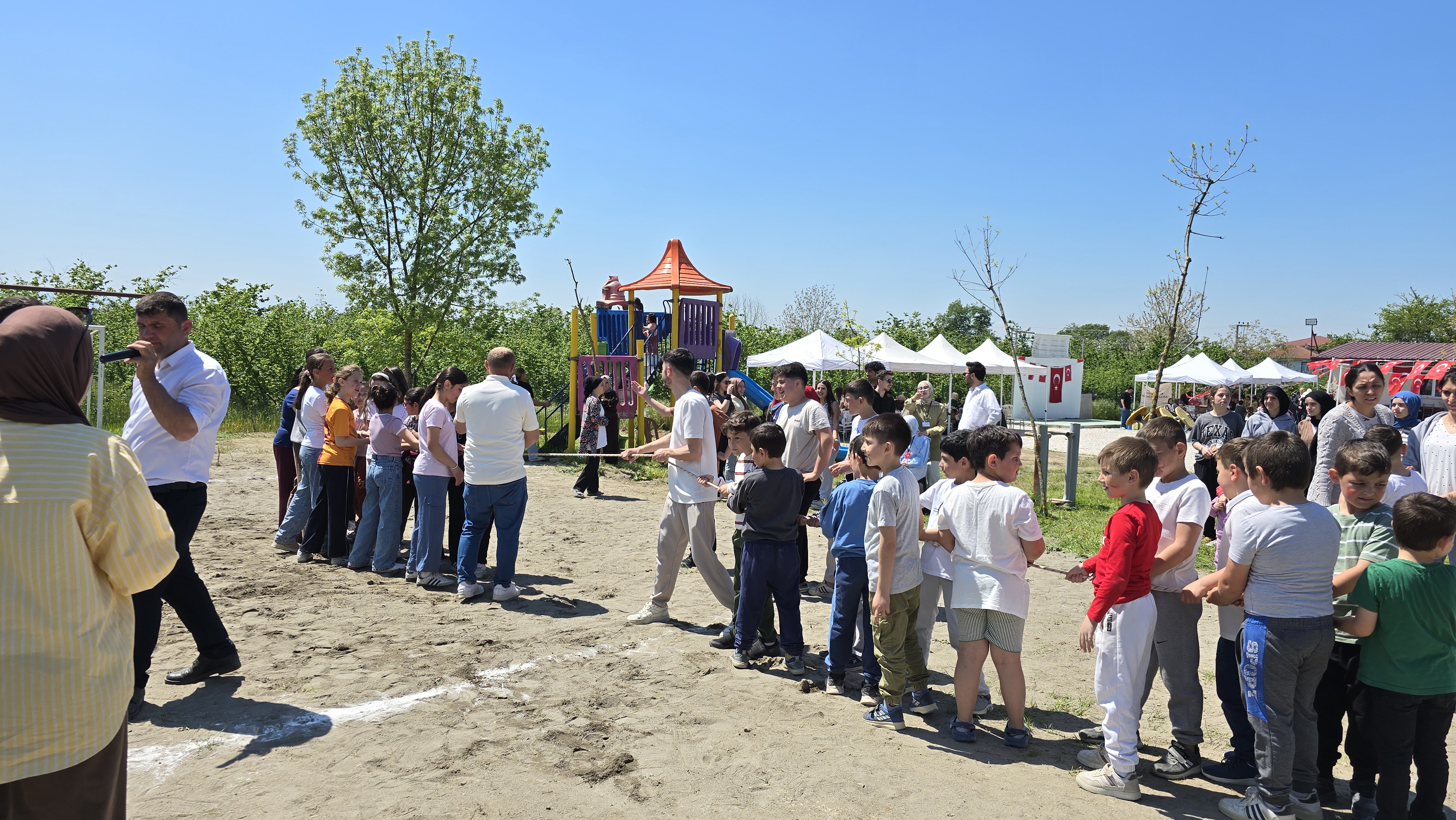 Akpınar Mahallesinde çocuklar doyasıya 23 Nisan coşkusu yaşadı