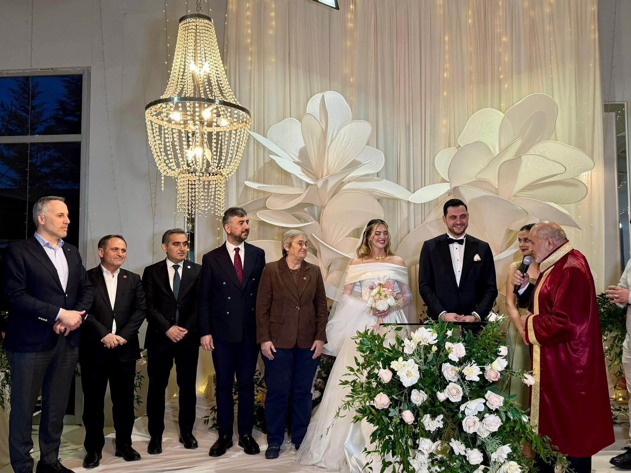 Siyaset dünyasını buluşturan muhteşem düğün