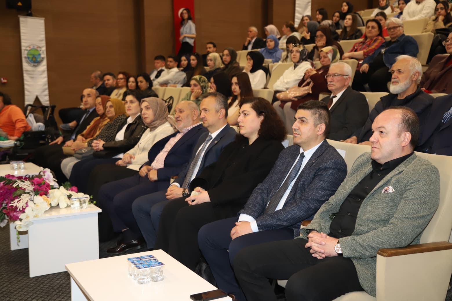 İYİ İNSAN NASIL YETİŞİR KONULU KONFERANS YOĞUN KATILIMLA GERÇEKLEŞTİ