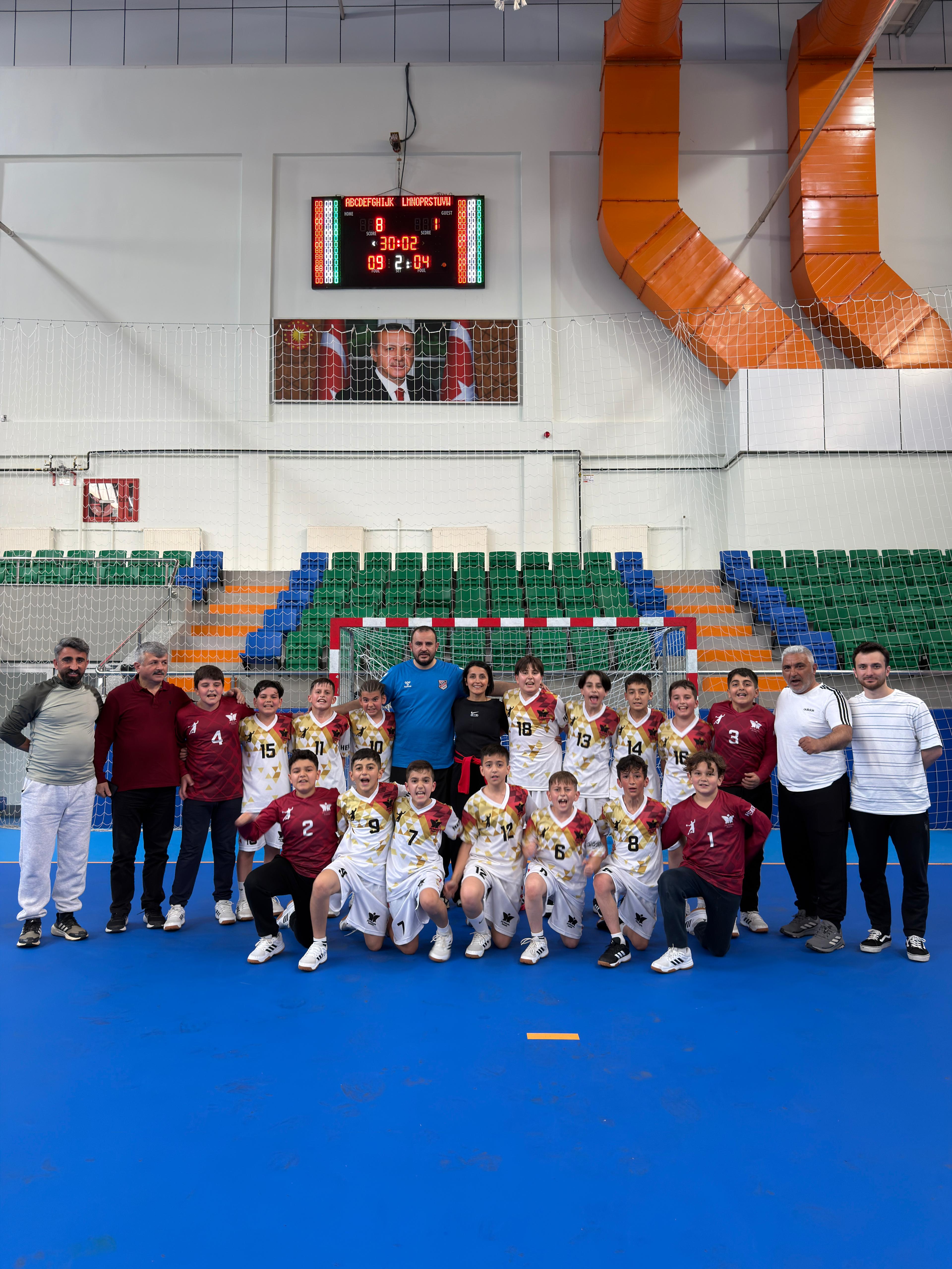 Şehit Mahmutbey Ortaokulu yarı final aşkına