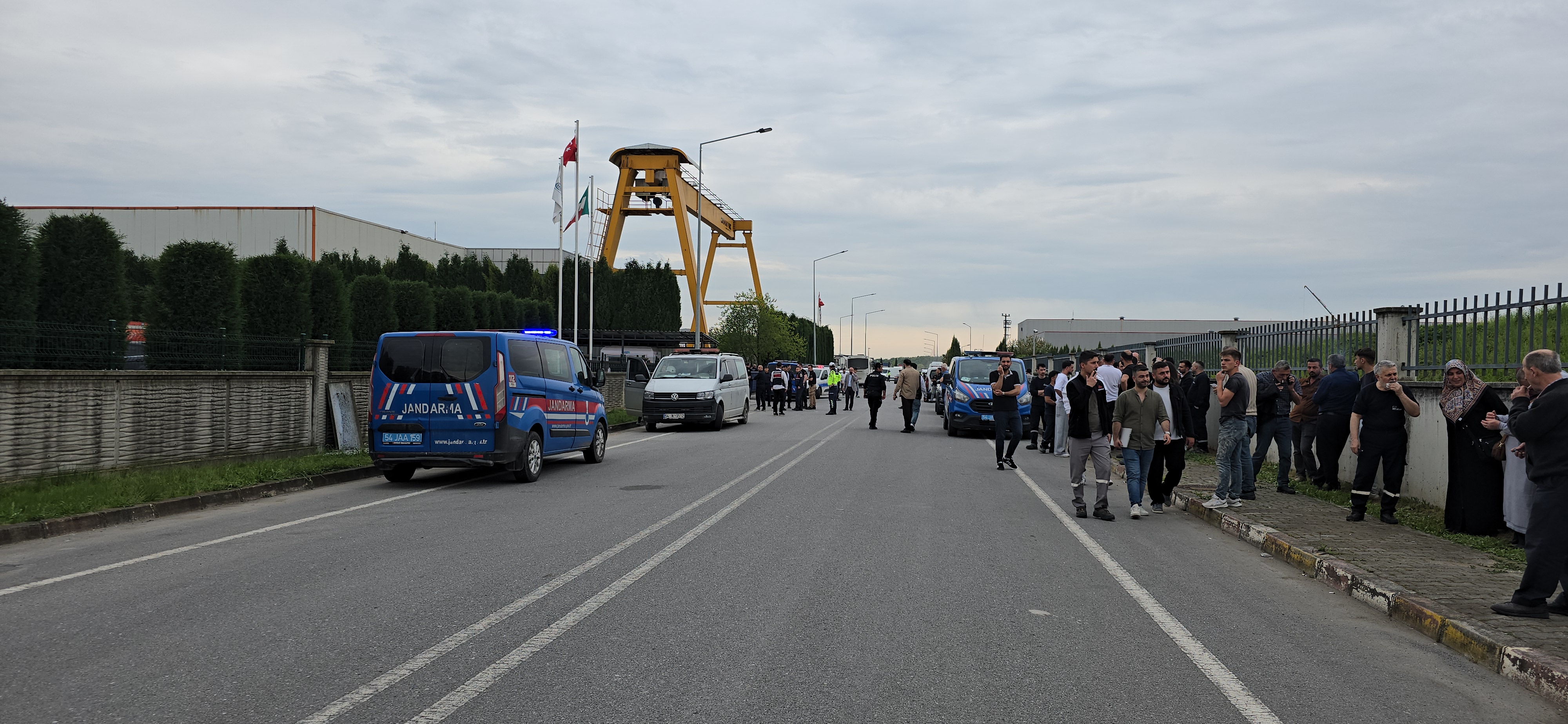 Hendek’te fabrikada patlama; 8 yaralı