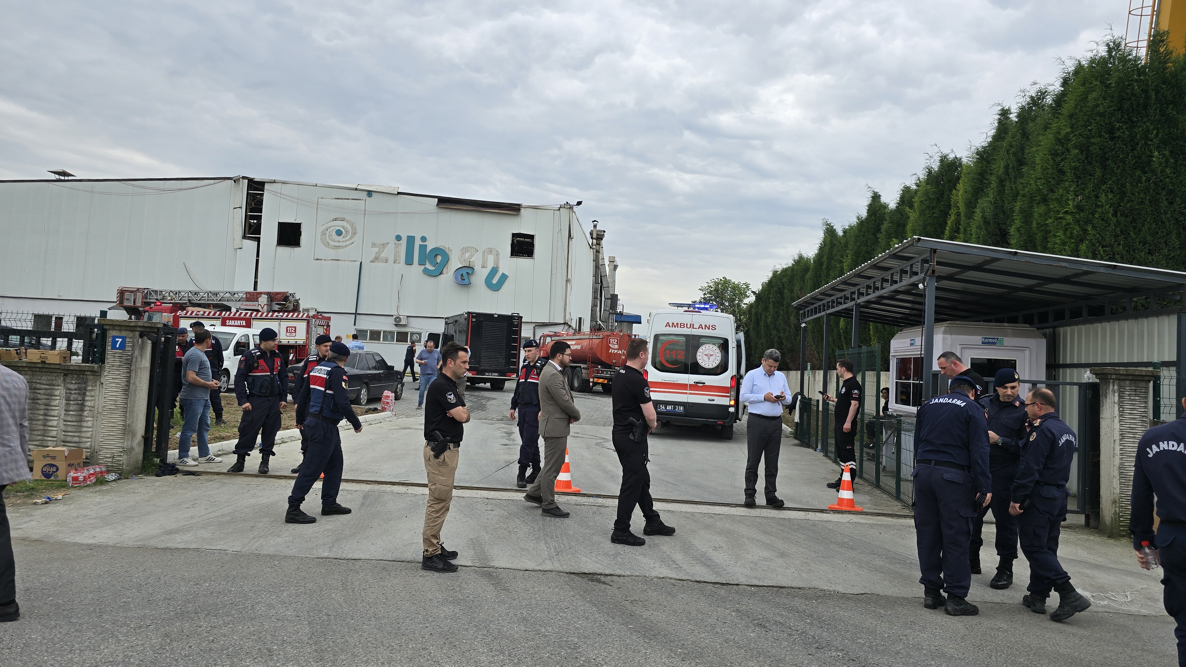 Hendek’te fabrikada patlama; 8 yaralı