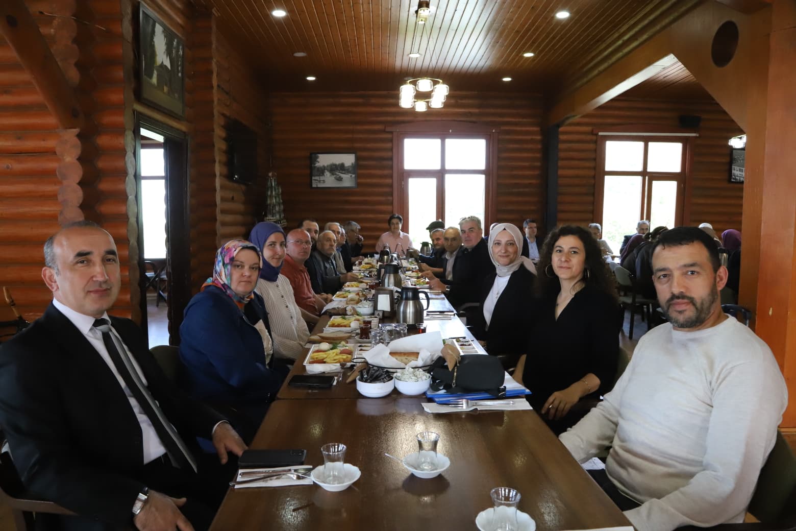 HUZUREVİ SAKİNLERİNE ANNELER GÜNÜ KAHVALTISI