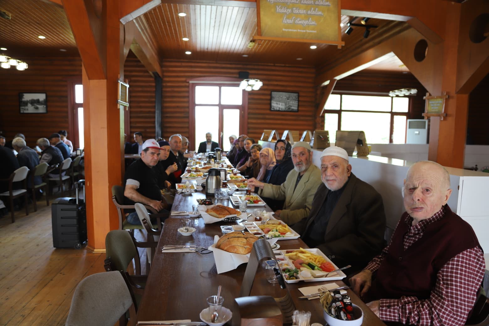 HUZUREVİ SAKİNLERİNE ANNELER GÜNÜ KAHVALTISI