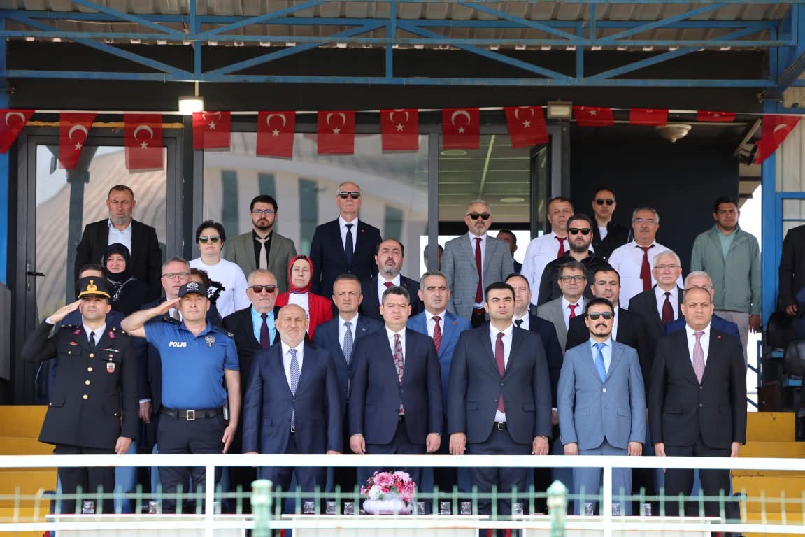 19 MAYIS’TA HENDEK’TE COŞKU DOLU KUTLAMA