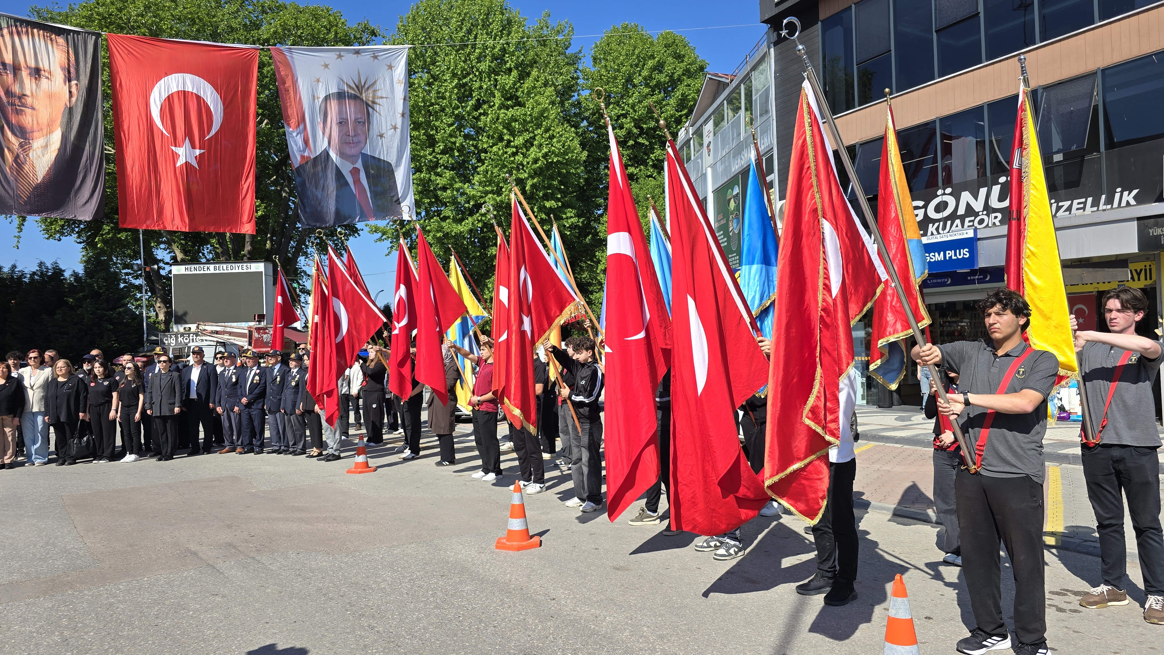 19 MAYIS’TA HENDEK’TE COŞKU DOLU KUTLAMA