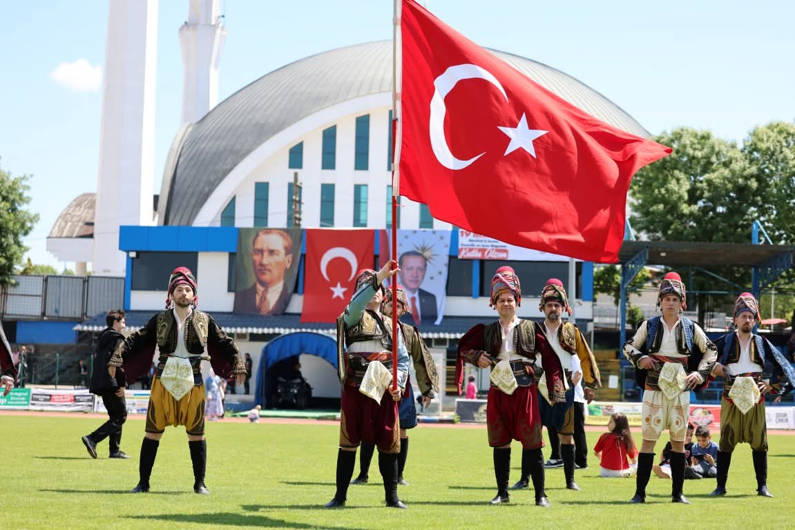 19 MAYIS’TA HENDEK’TE COŞKU DOLU KUTLAMA