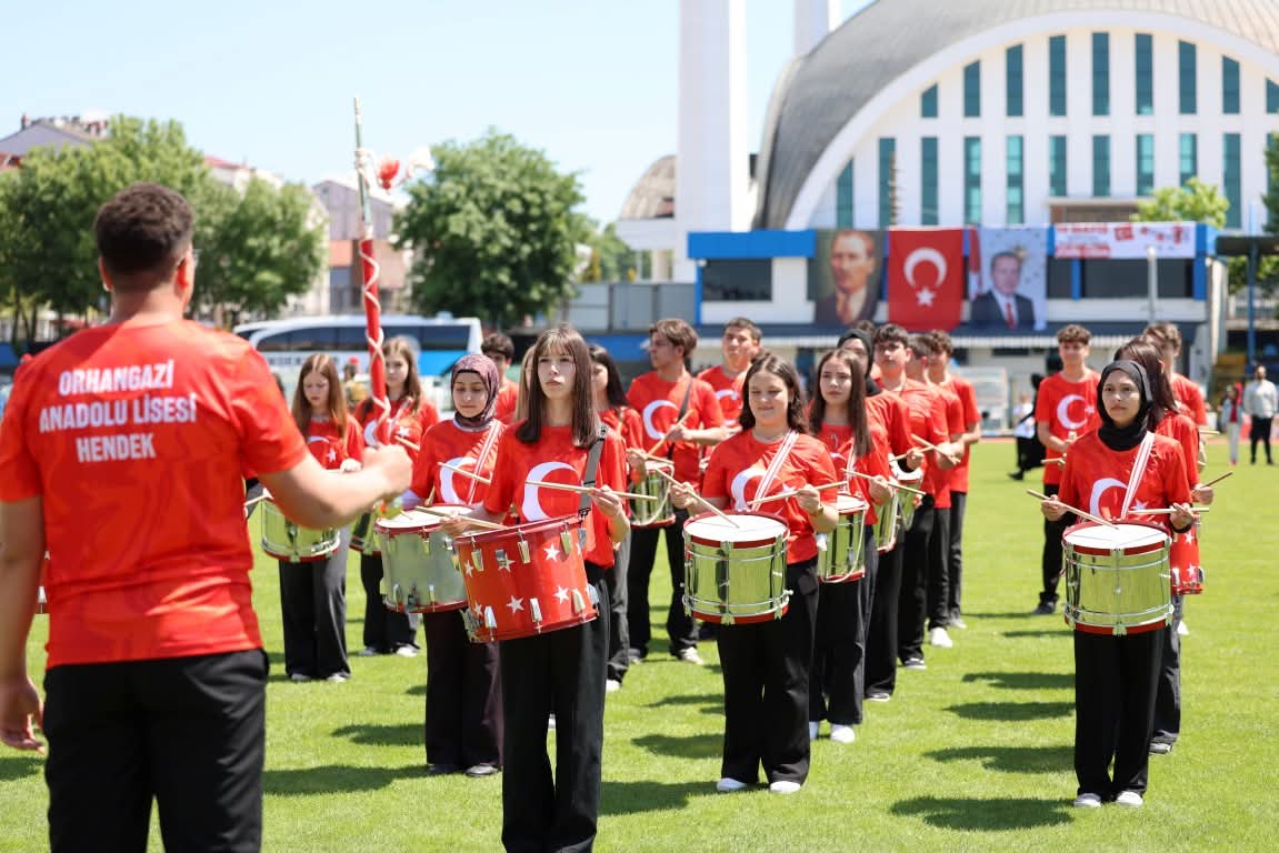 19 MAYIS’TA HENDEK’TE COŞKU DOLU KUTLAMA