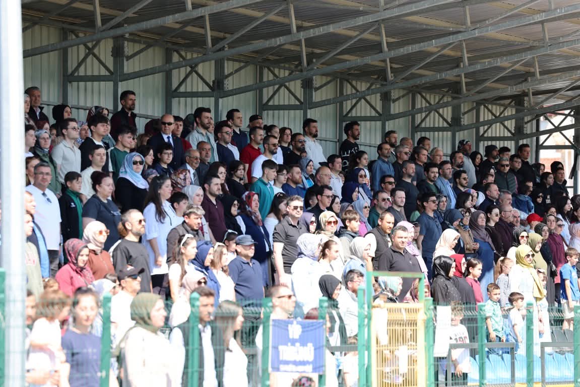 19 MAYIS’TA HENDEK’TE COŞKU DOLU KUTLAMA