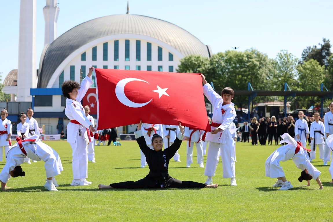19 MAYIS’TA HENDEK’TE COŞKU DOLU KUTLAMA