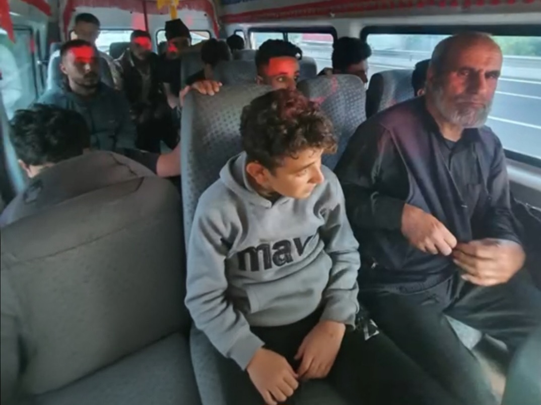 Bir Minibüs dolusu kaçak göçmen yakalandı