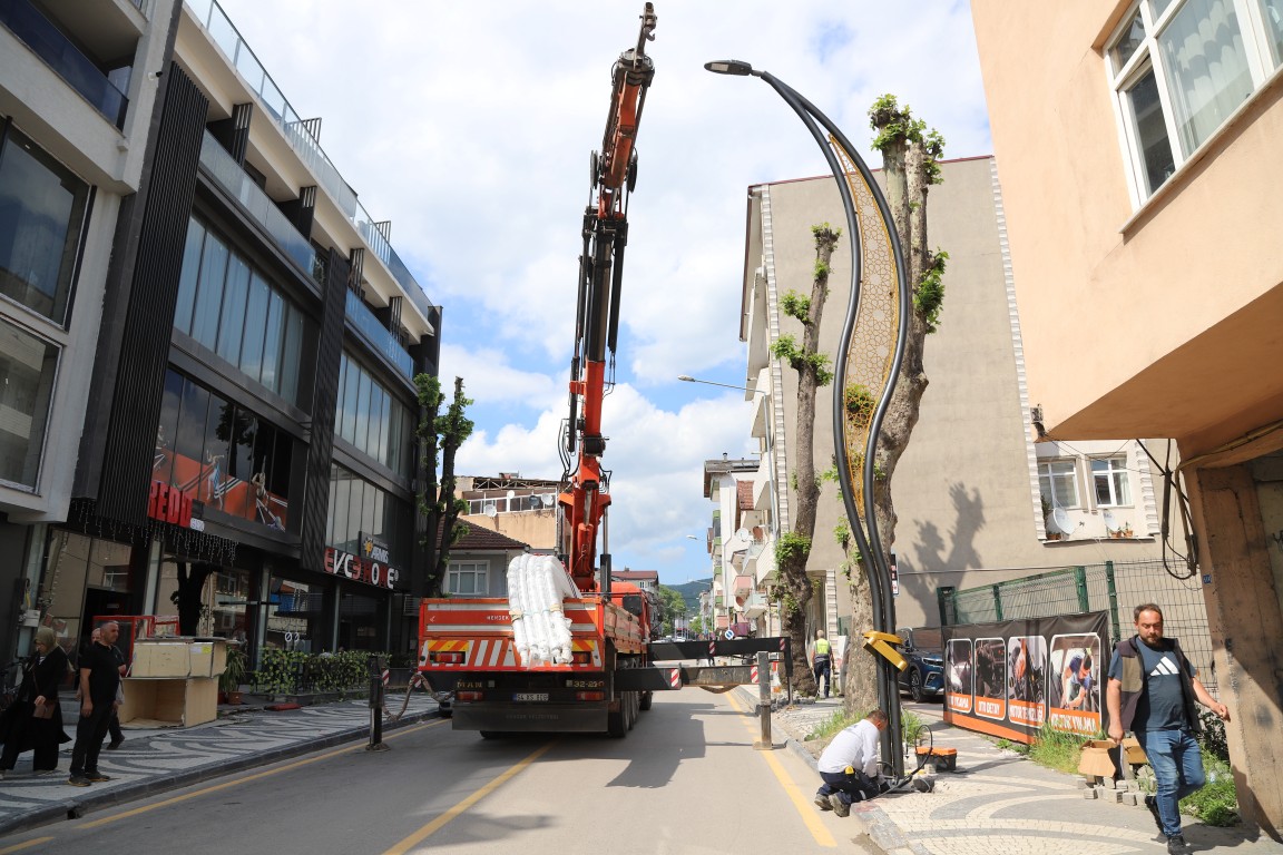 HENDEK’TE REMZİ EFENDİ CADDESİ MODERN AYDINLATMAYA KAVUŞUYOR
