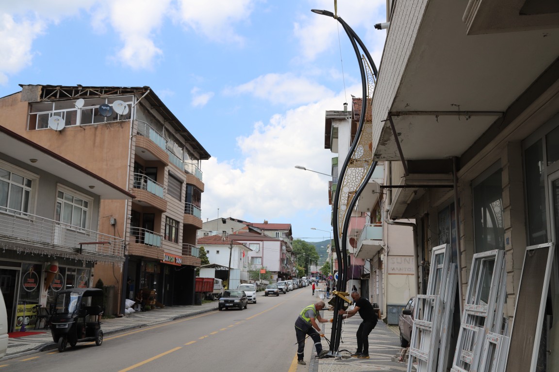 HENDEK’TE REMZİ EFENDİ CADDESİ MODERN AYDINLATMAYA KAVUŞUYOR