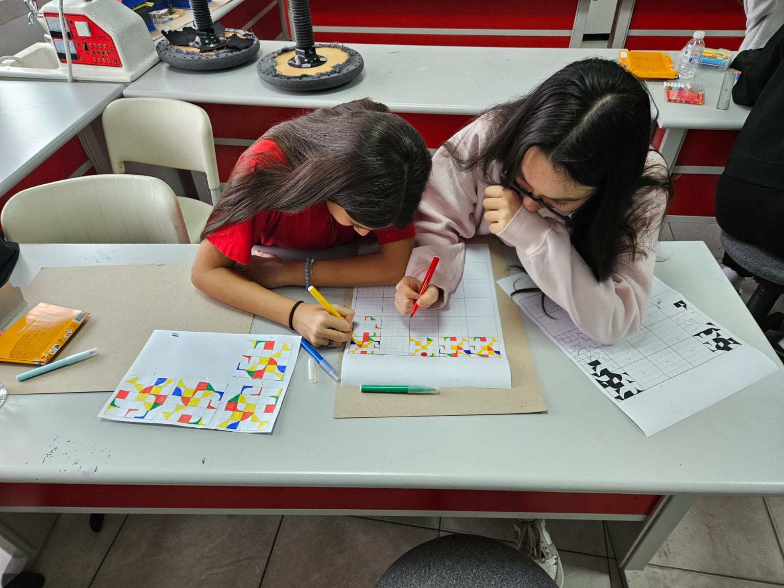 HENDEK ATİKEHANIM ORTAOKULU ÖĞRENCİLERİNDEN ULUSLARARASI BİLİM KONGRESİNDE BÜYÜK BAŞARI