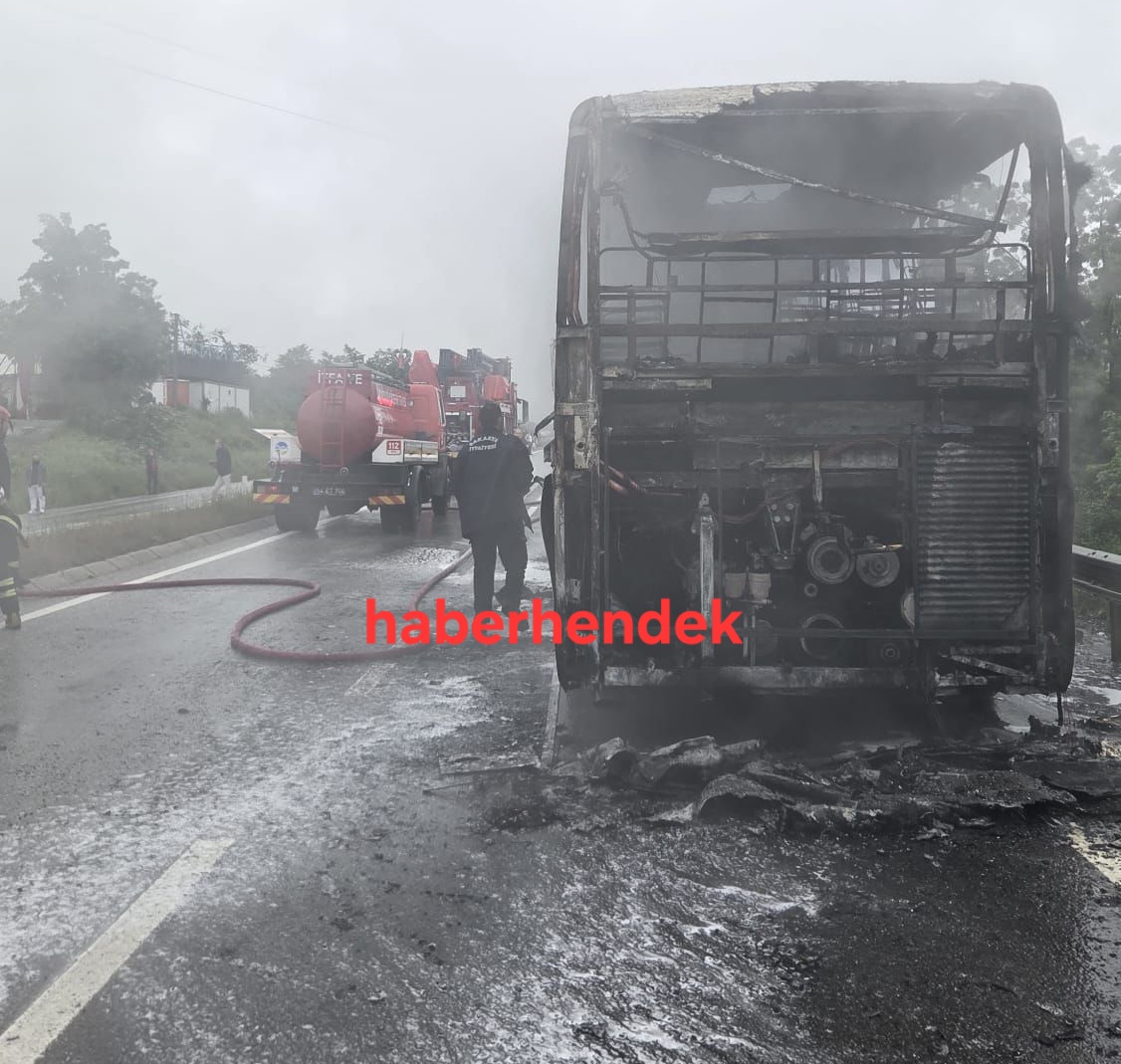 Alev alan otobüs kullanılamaz hale geldi