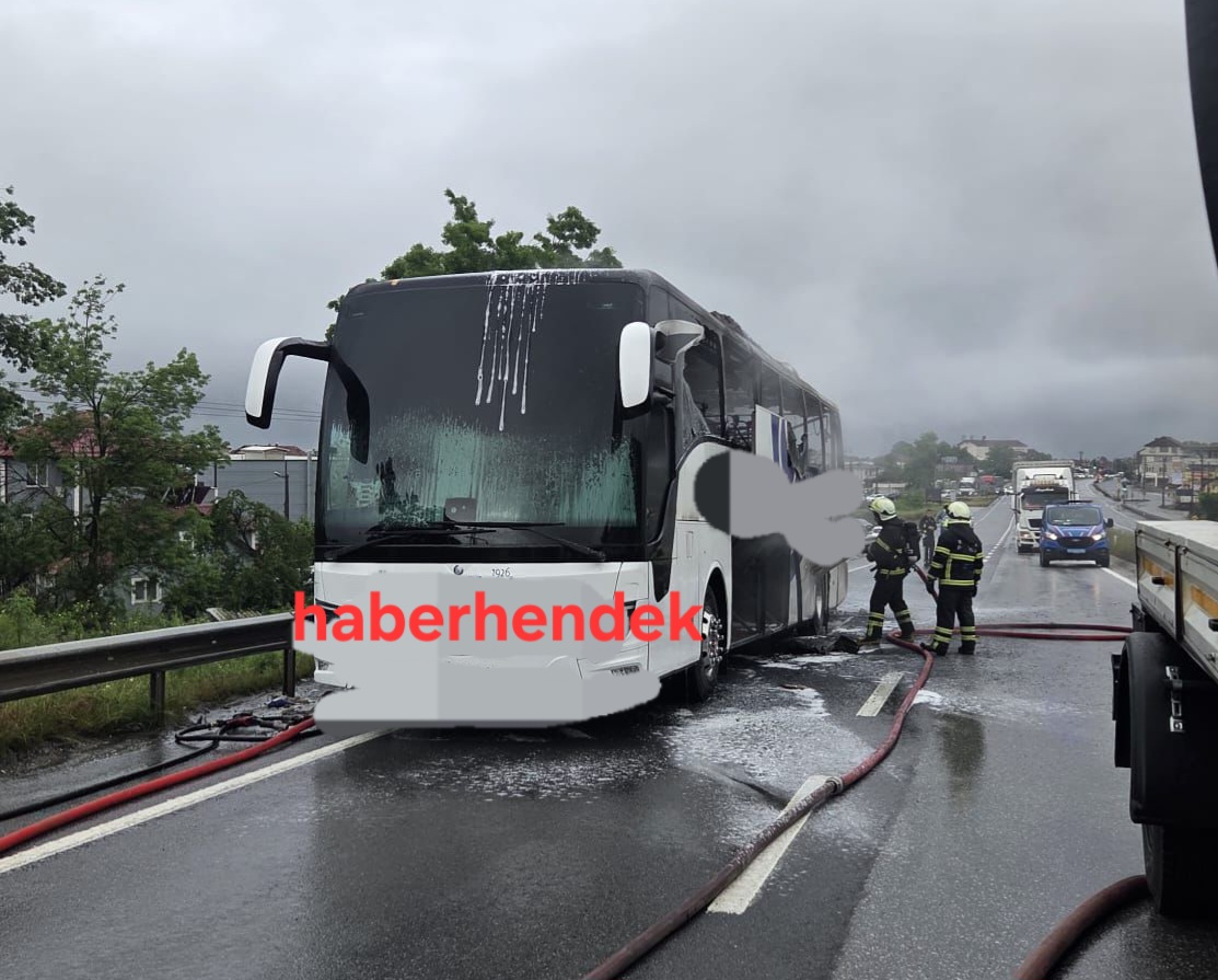 Alev alan otobüs kullanılamaz hale geldi
