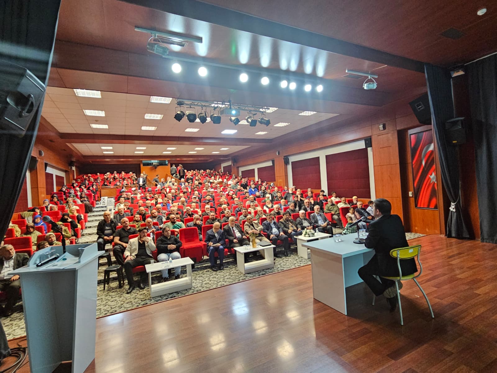 Hendeklilere Hizmet Derneğinden Kopuşlar Çağında Yeniden Bağlanmak konulu konferans
