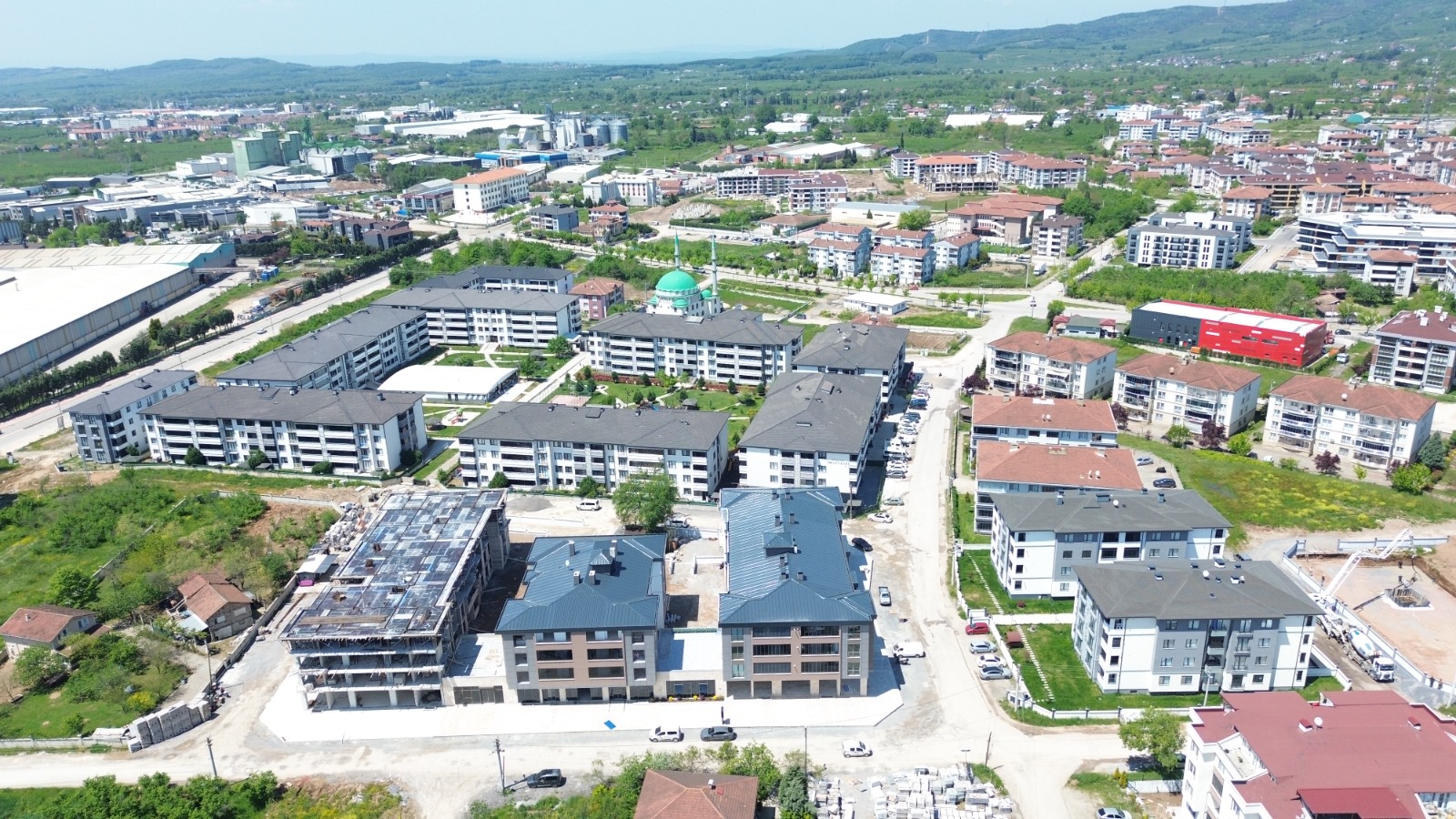 YENİ MAHALLE’DE 3+1 140 M² SATILIK LÜKS DAİRELER