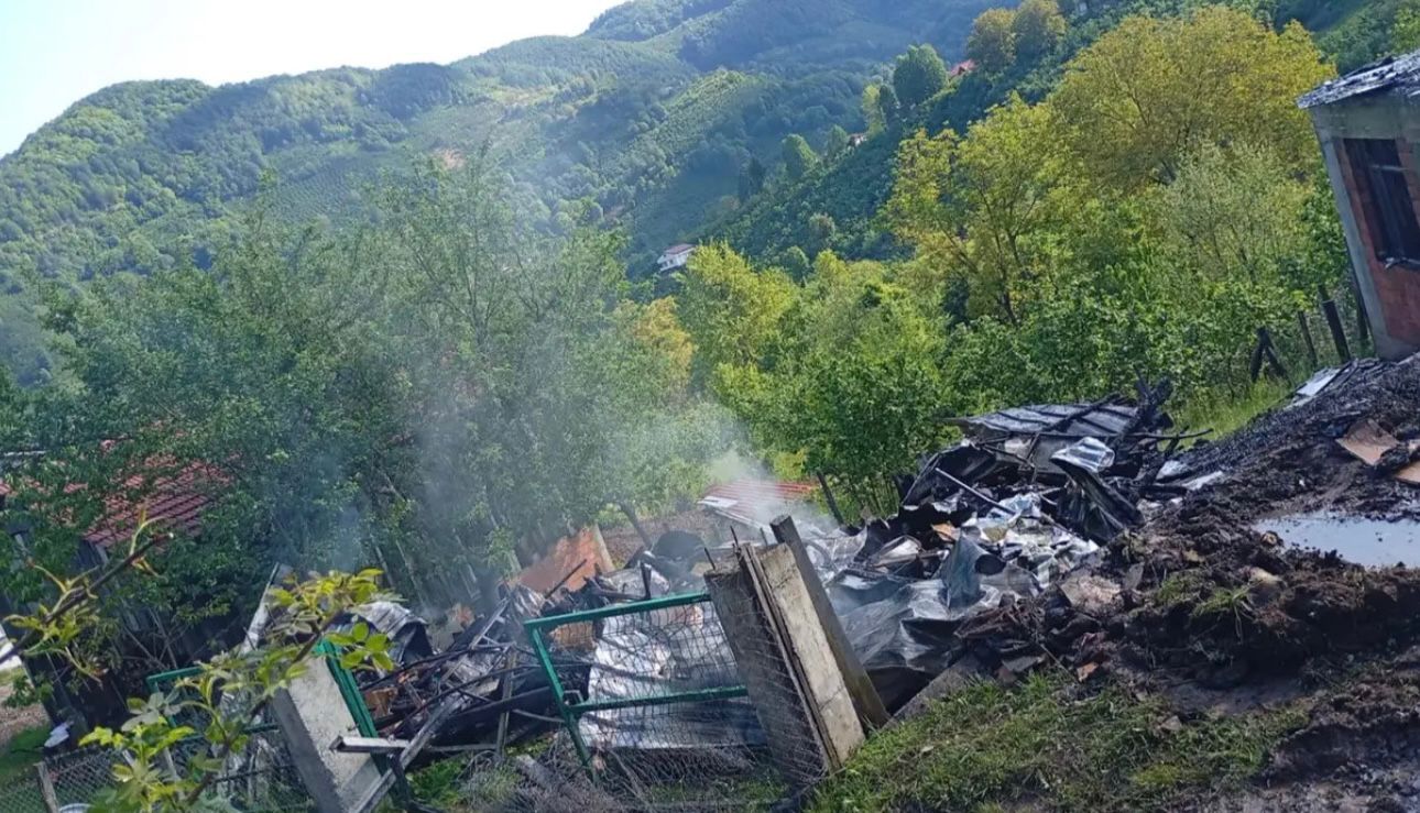 İki katlı evde yanarak kullanılamaz hale geldi