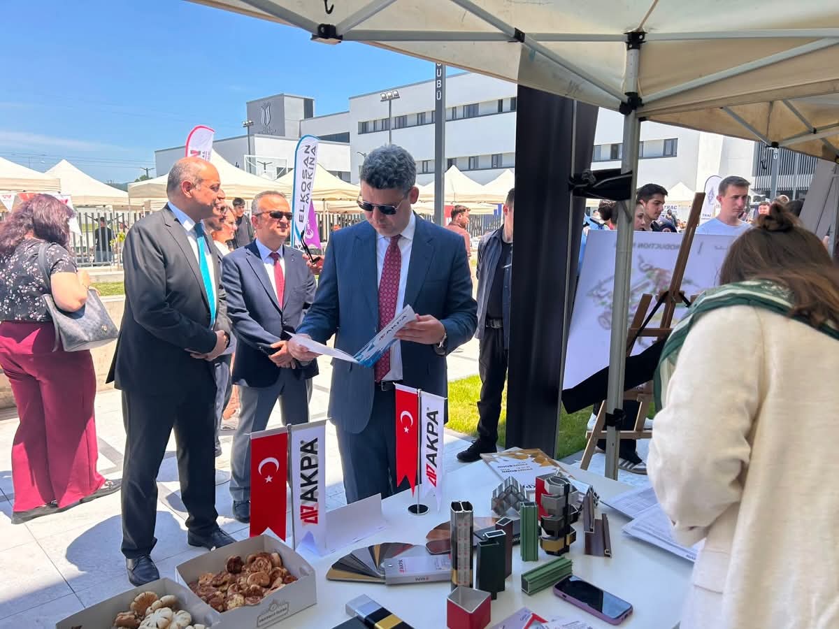 Hendek MYO’dan etkinliklerle dolu Kariyer Zirvesi