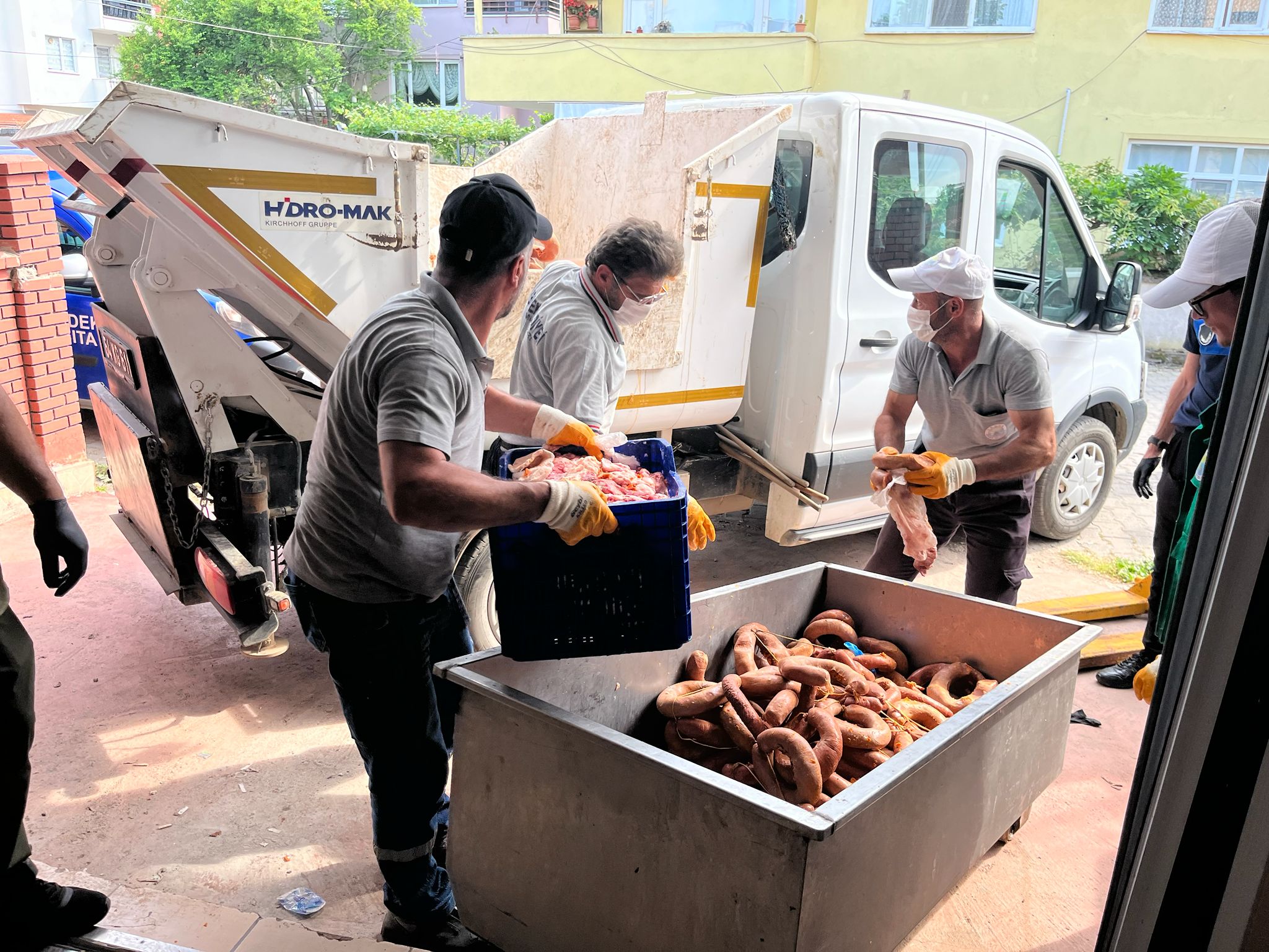 HENDEK ZABITASI 1 TON BOZUK SUCUĞU PİYASAYA SÜRÜLMEDEN İMHA ETTİ