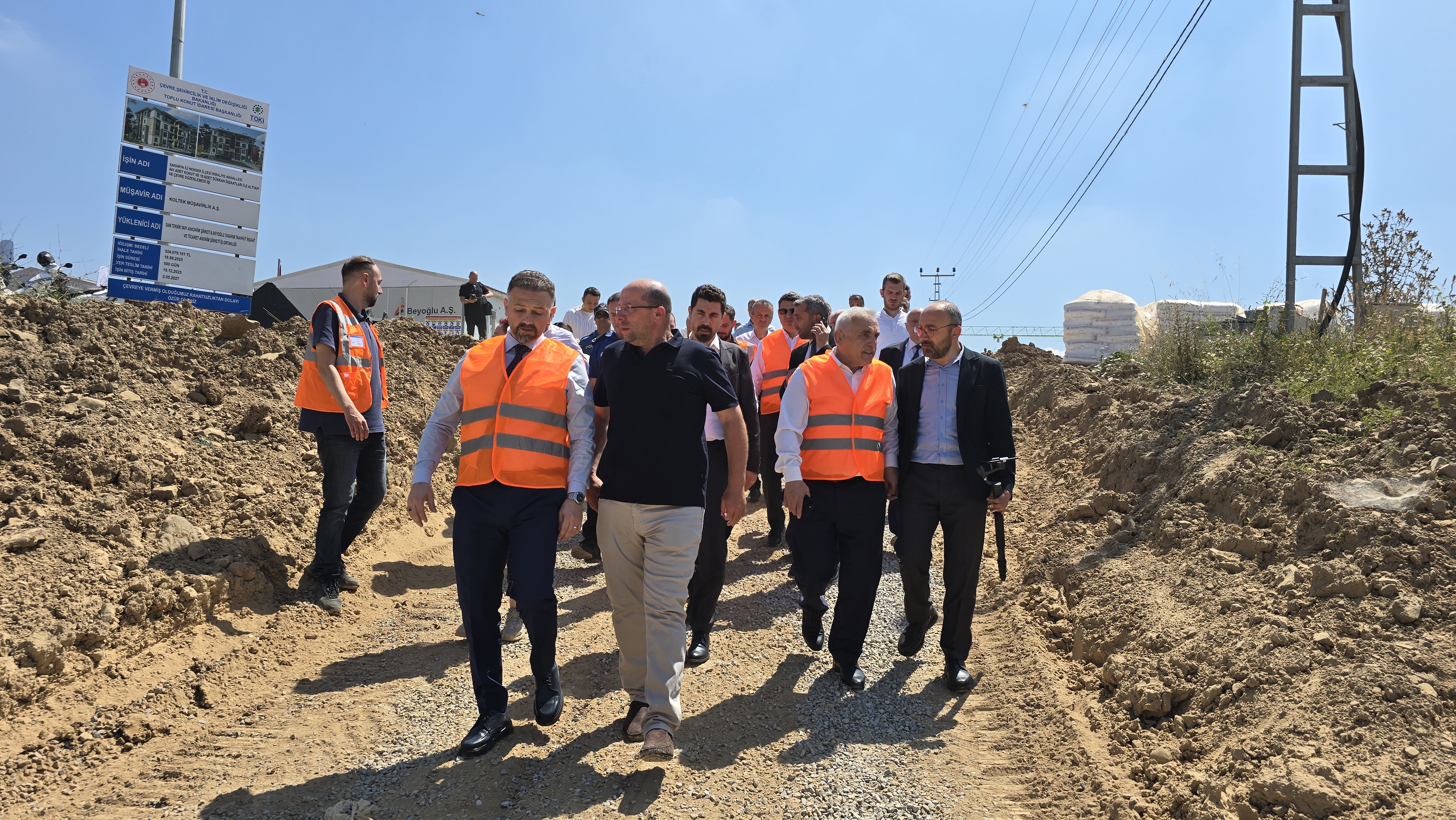 HENDEK AKPINAR’DAKİ TOKİ KONUTLARI YÜKSELMEYE DEVAM EDİYOR