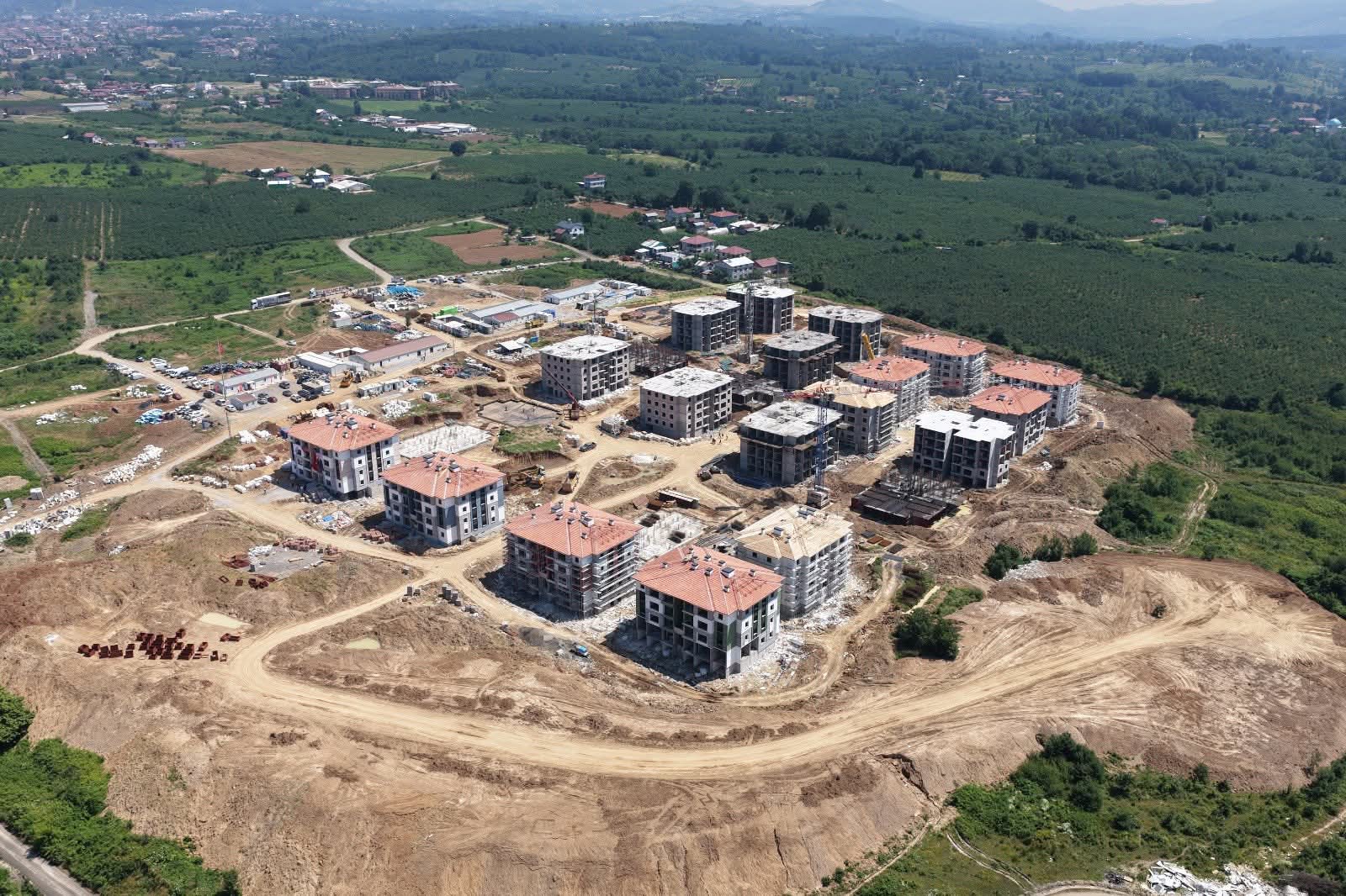 HENDEK AKPINAR’DAKİ TOKİ KONUTLARI YÜKSELMEYE DEVAM EDİYOR