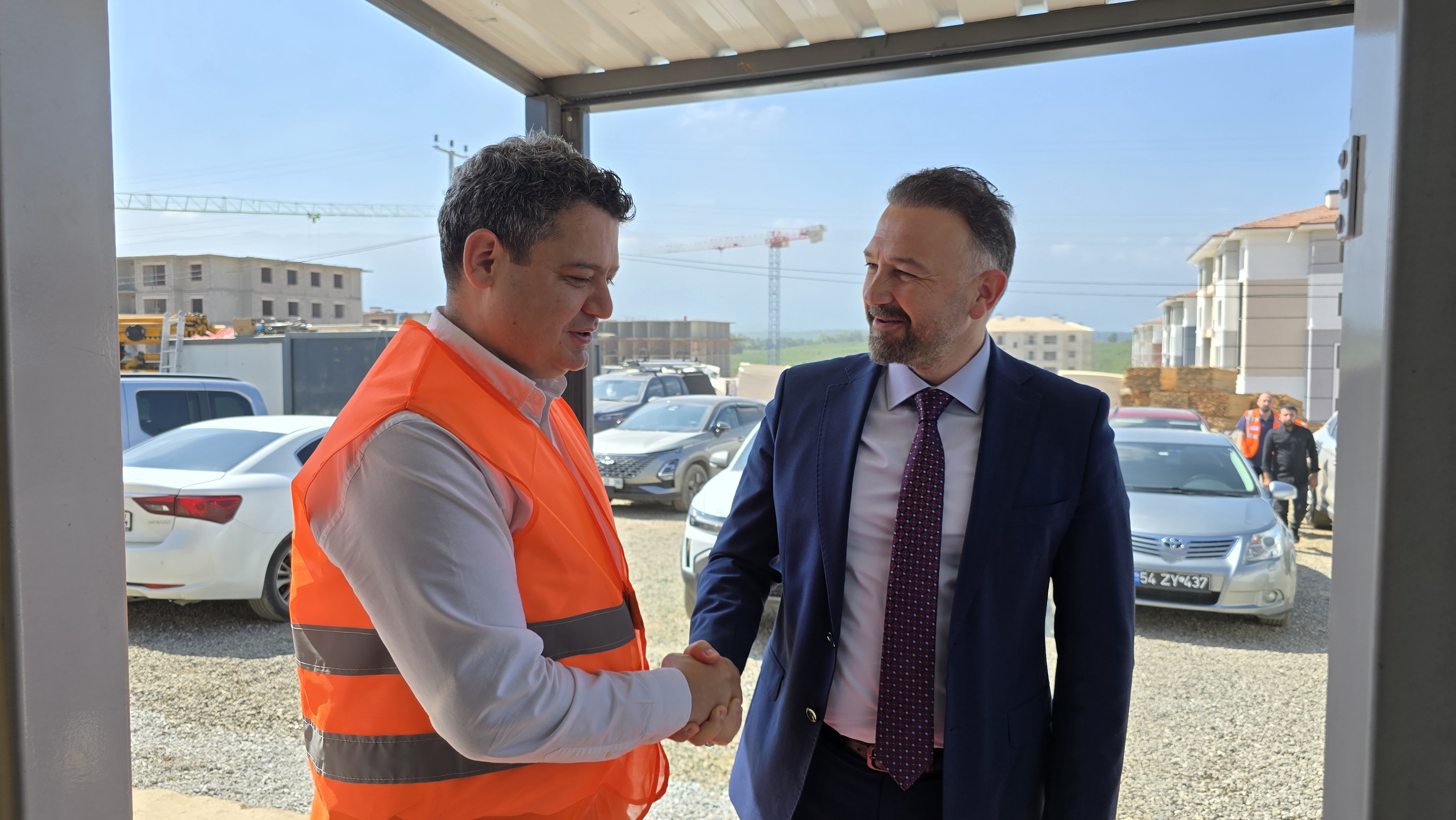 HENDEK AKPINAR’DAKİ TOKİ KONUTLARI YÜKSELMEYE DEVAM EDİYOR