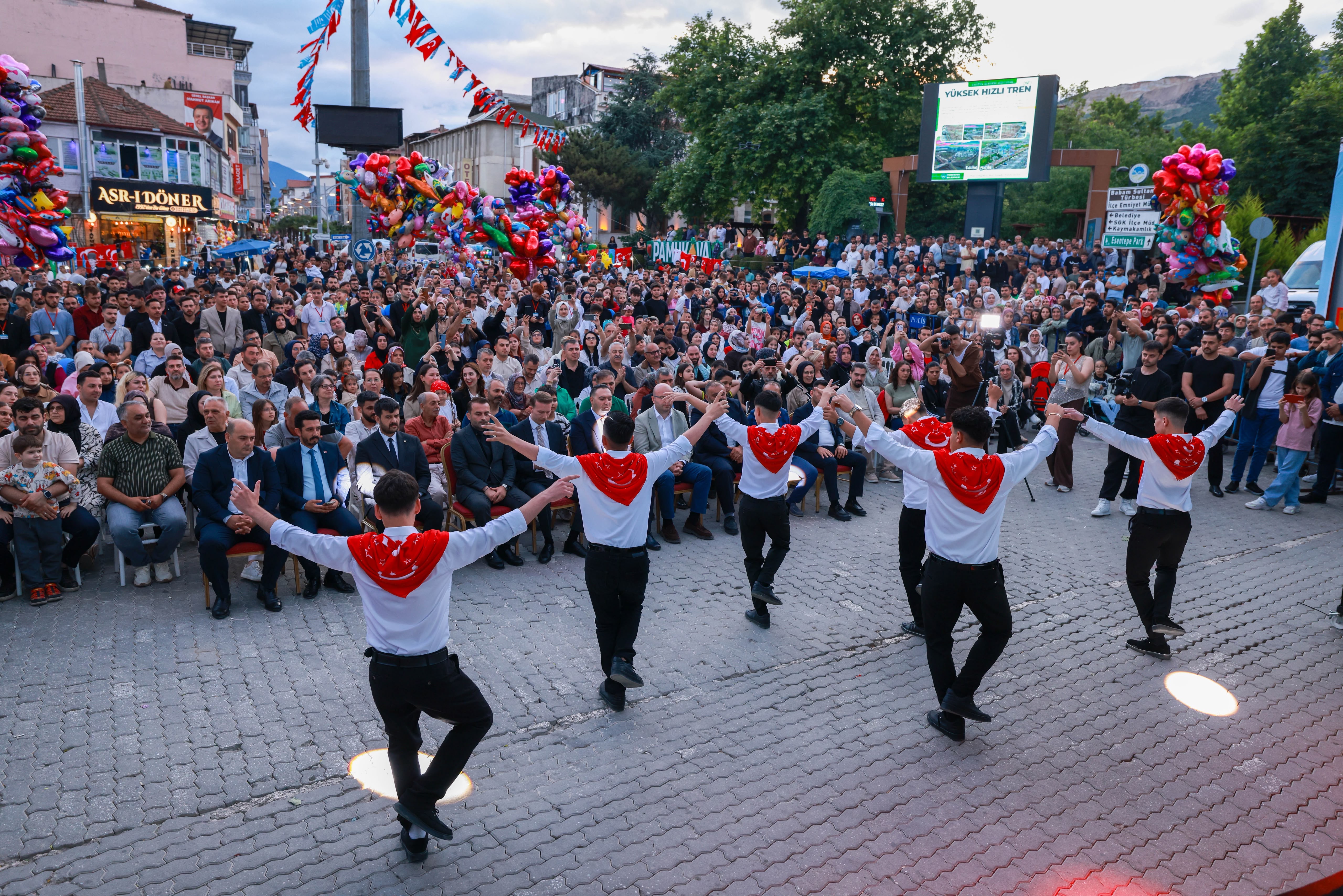 ÜLKÜCÜLERDEN GÖVDE GÖSTERİSİ