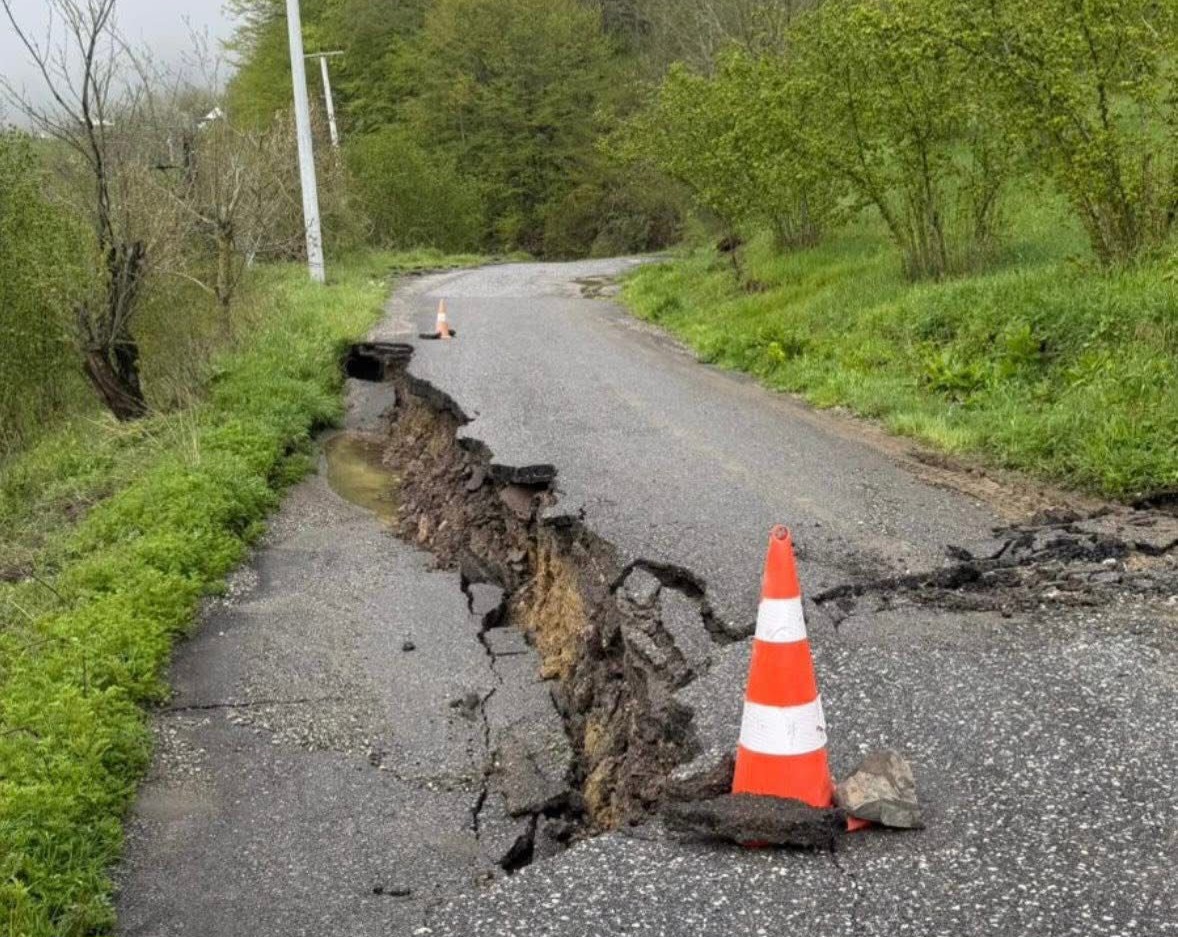 Aksu Üst Mahalle'de Çöken Yol Haftalardır Onarılmayı Bekliyor