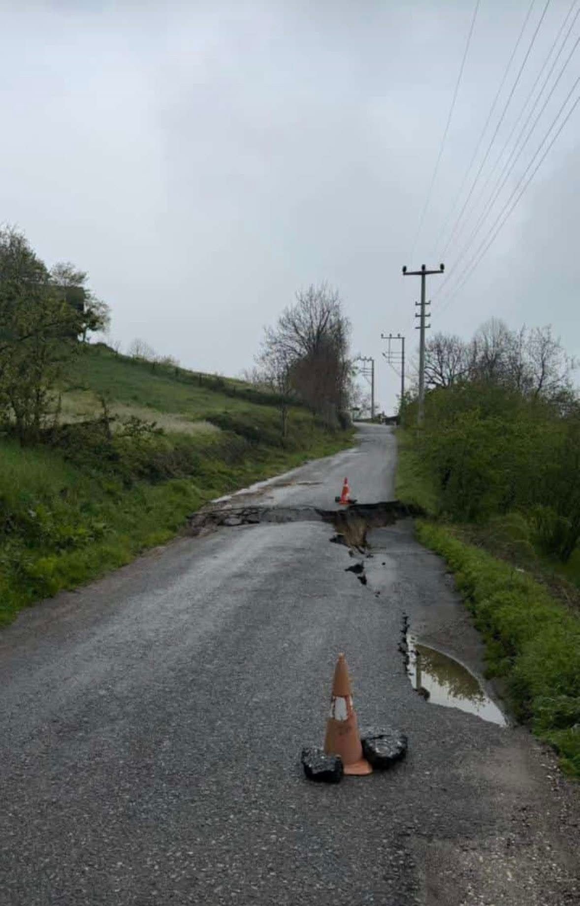Aksu Üst Mahalle'de Çöken Yol Haftalardır Onarılmayı Bekliyor