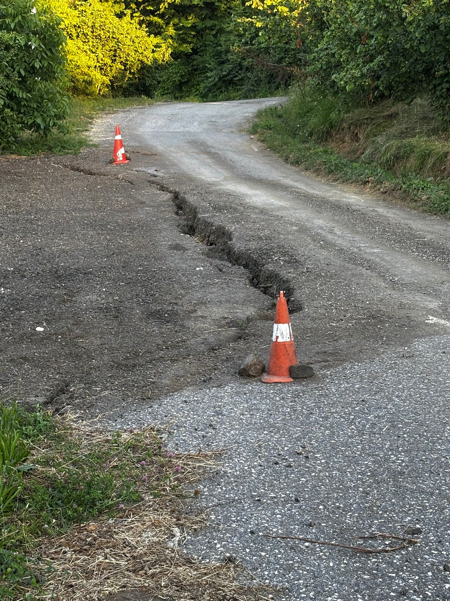 Aksu Üst Mahalle'de Çöken Yol Haftalardır Onarılmayı Bekliyor