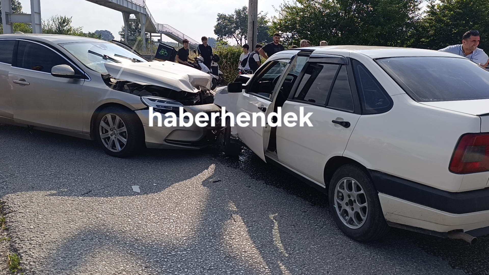 Hendek'te meydana gelen kazada 3 kişi yaralandı