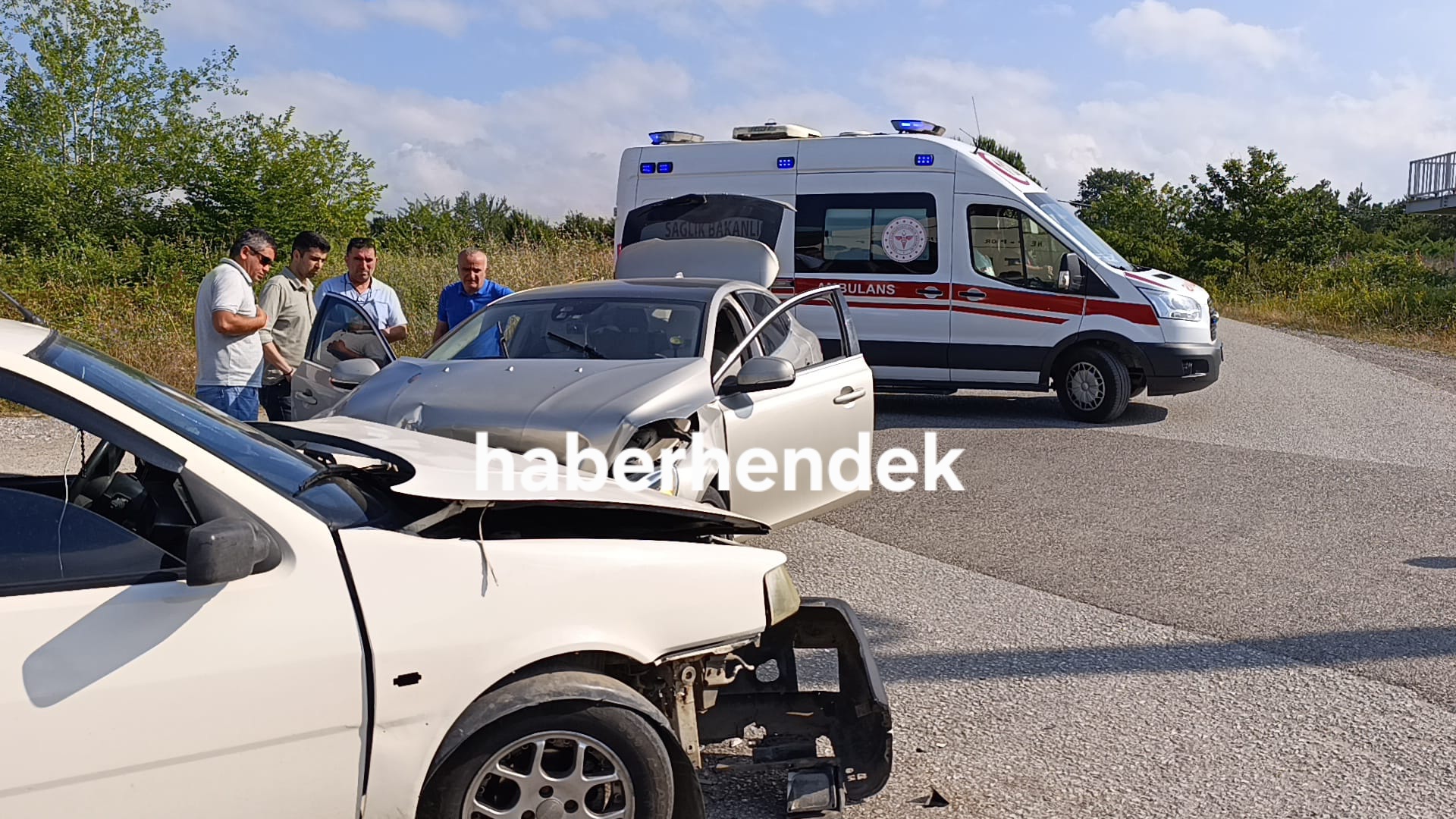 Hendek'te meydana gelen kazada 3 kişi yaralandı