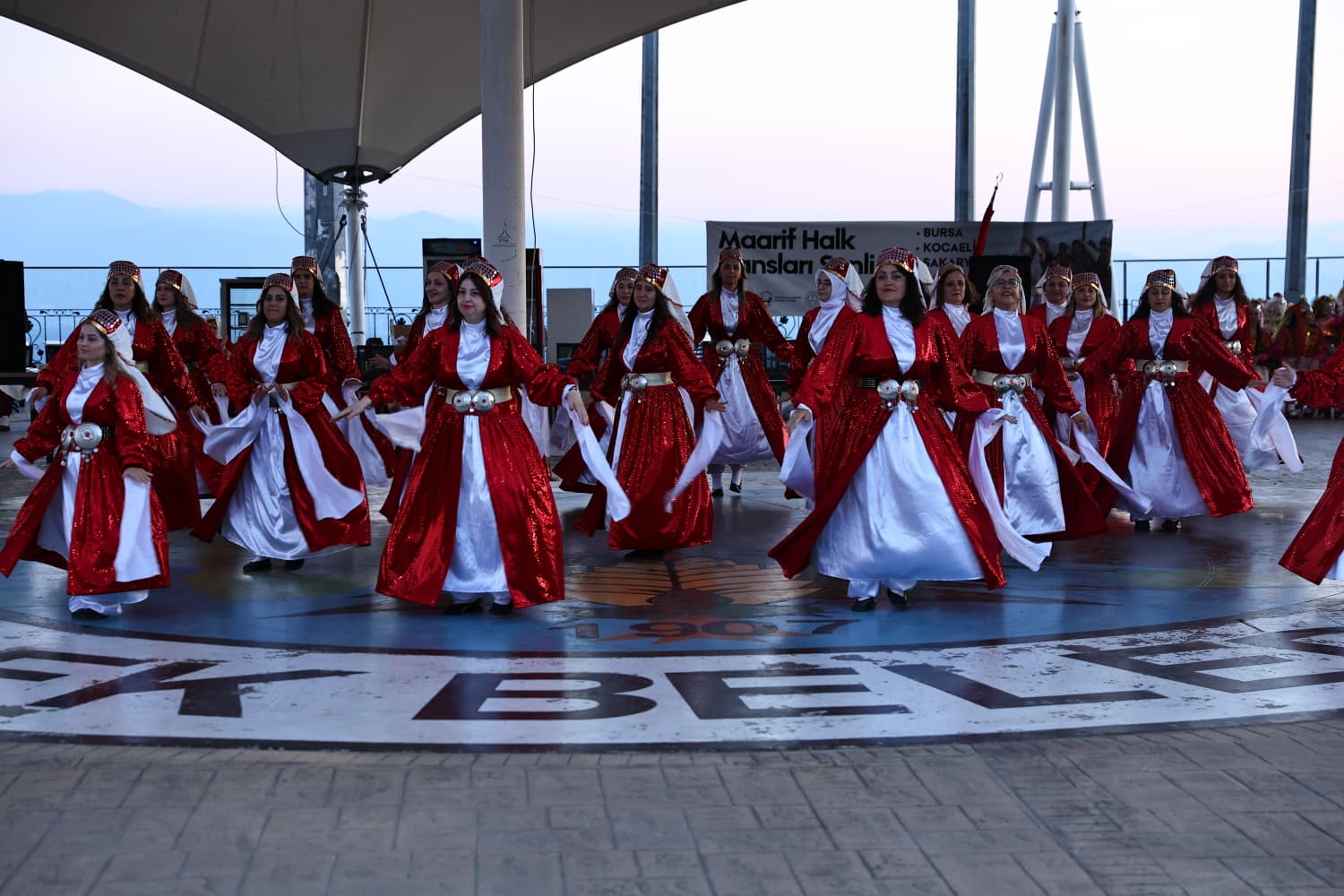 Bayraktepe’de Maarif Halk Dansları Şenliği Büyük Beğeni Topladı