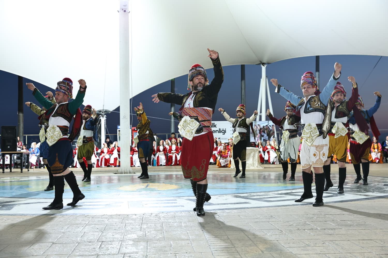 Bayraktepe’de Maarif Halk Dansları Şenliği Büyük Beğeni Topladı
