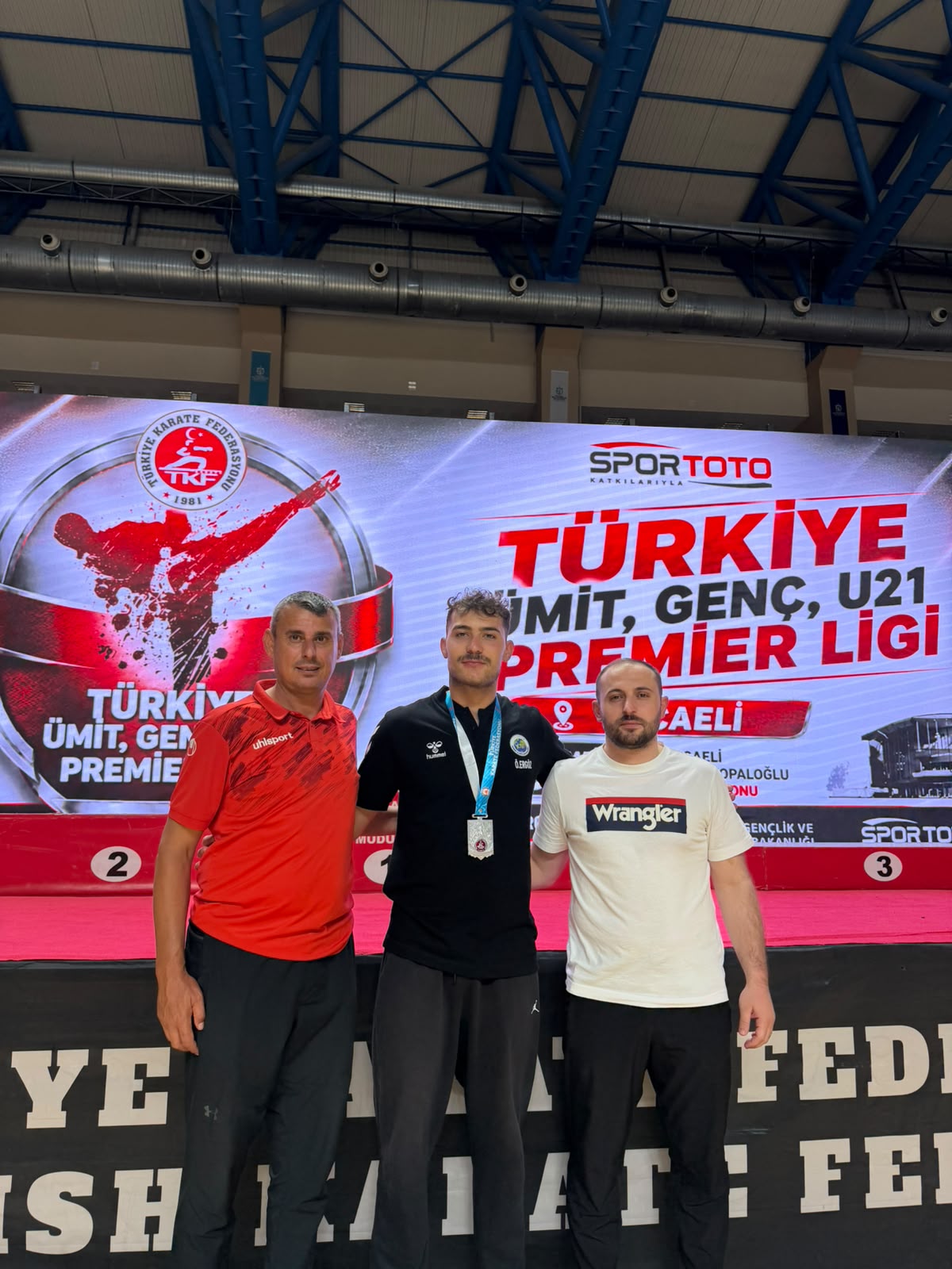 Hendekli Karateciler Madalyalarla döndü