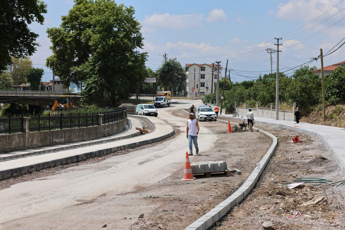 HENDEK’TE SOKAK SOKAK HİZMET SEFERBERLİĞİ DEVAM EDİYOR