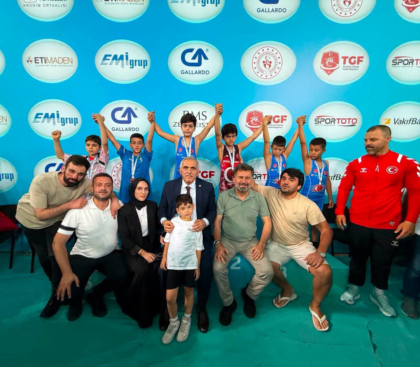 HENDEK OLİMPİK SPOR KULÜBÜ MİNİKLER GÜREŞ TÜRKİYE ŞAMPİYONASINDAN BAŞARI İLE DÖNDÜ