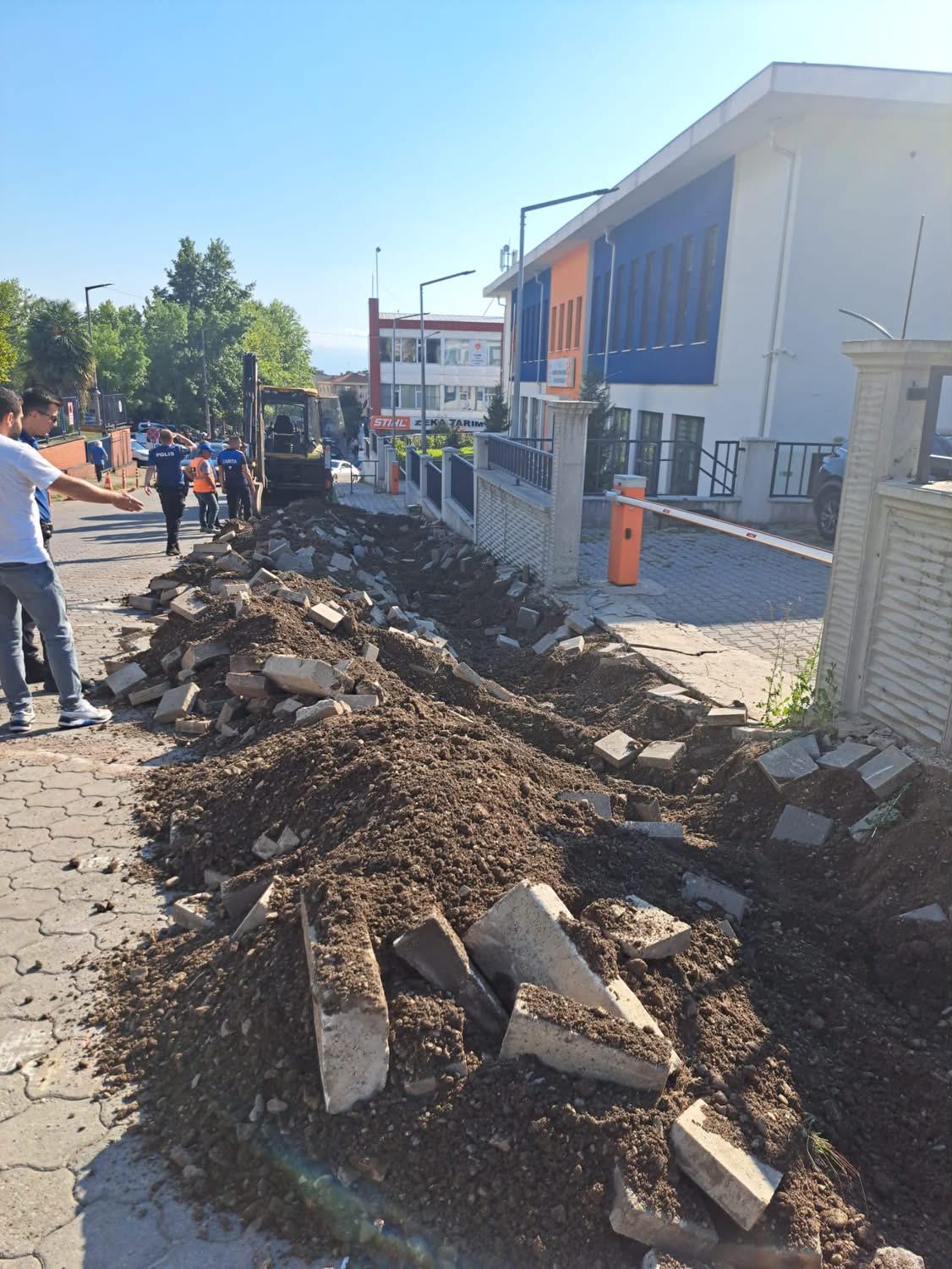 Tapu Müdürlüğü Önündeki Kazı Vatandaşların Tepkisini Çekti
