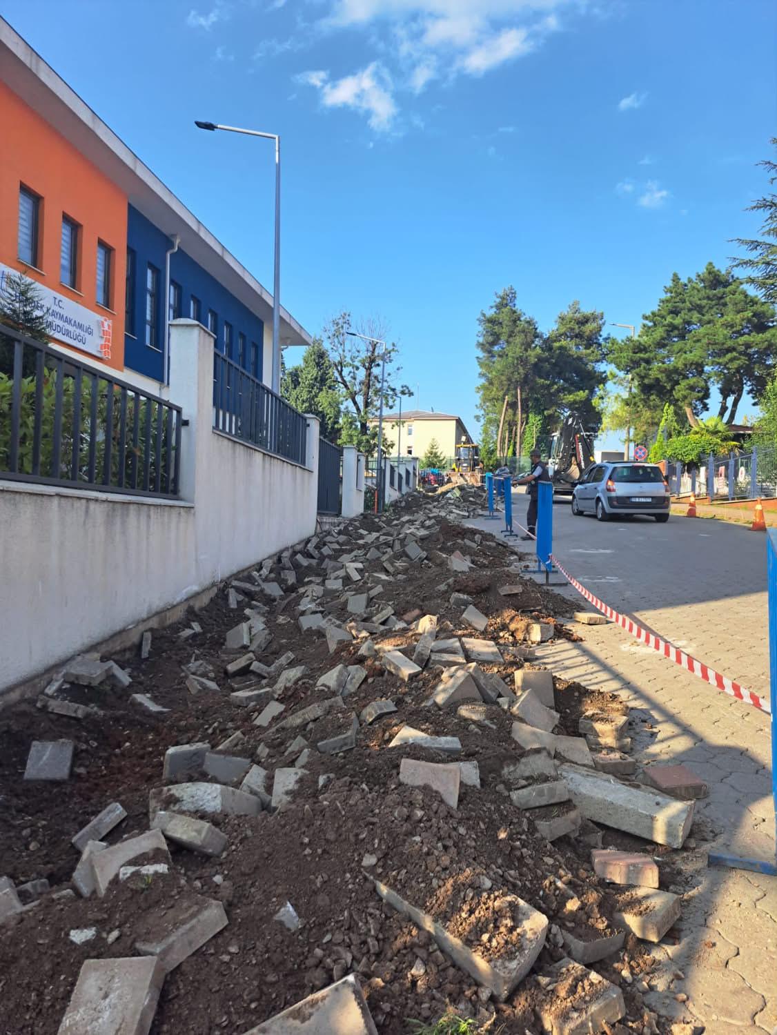 Tapu Müdürlüğü Önündeki Kazı Vatandaşların Tepkisini Çekti