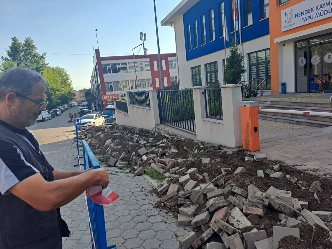 Tapu Müdürlüğü Önündeki Kazı Vatandaşların Tepkisini Çekti