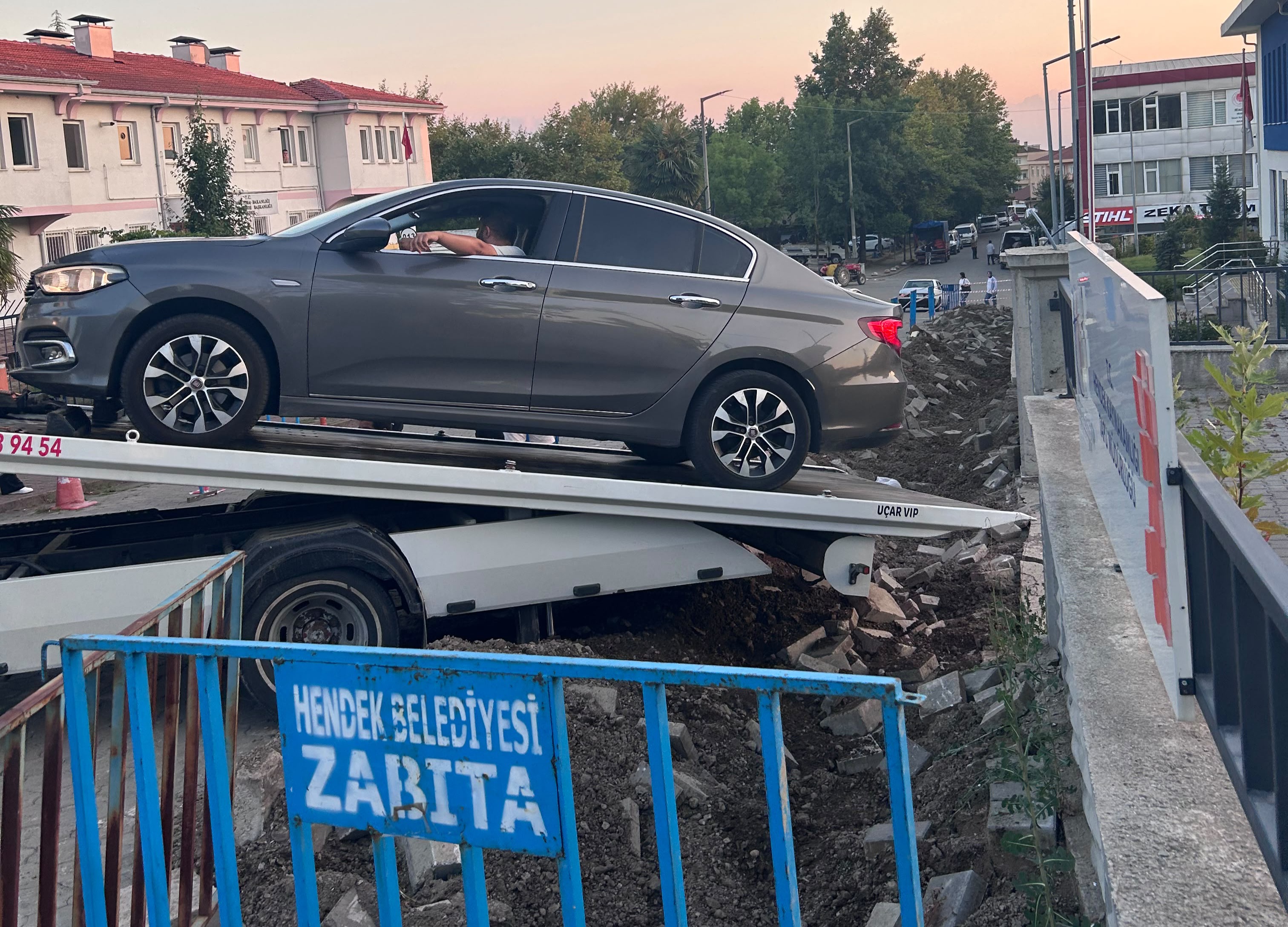 Tapu Müdürlüğü Önündeki Kazı Vatandaşların Tepkisini Çekti