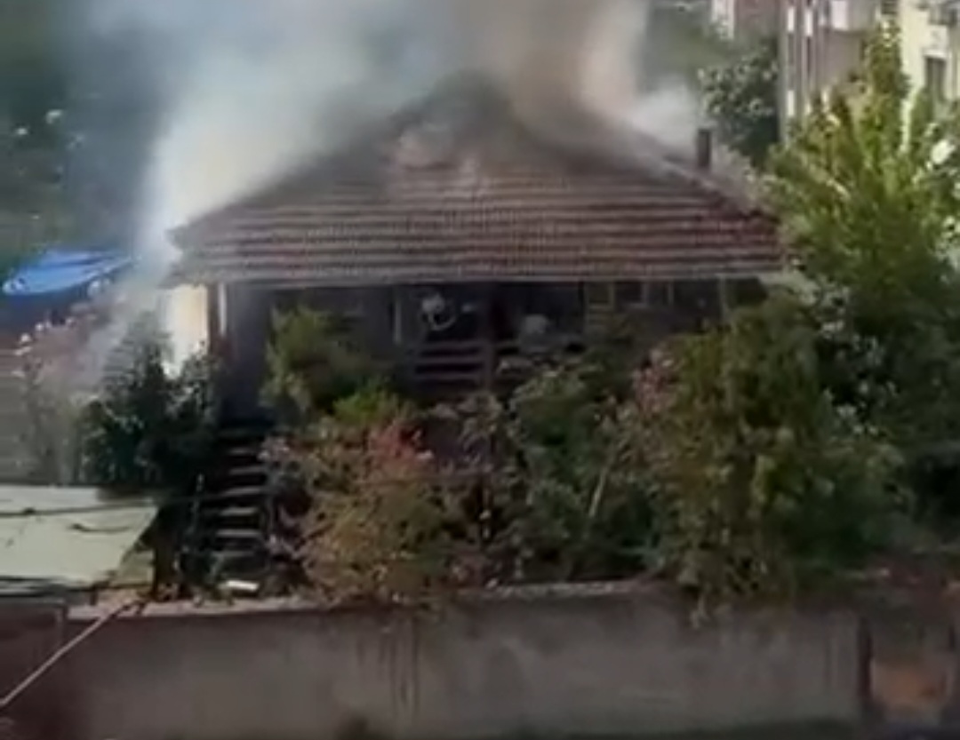 Hendek'te Kerpiç Evde Yangın çıktı, 2 Katlı Ev Kullanılamaz Hale Geldi
