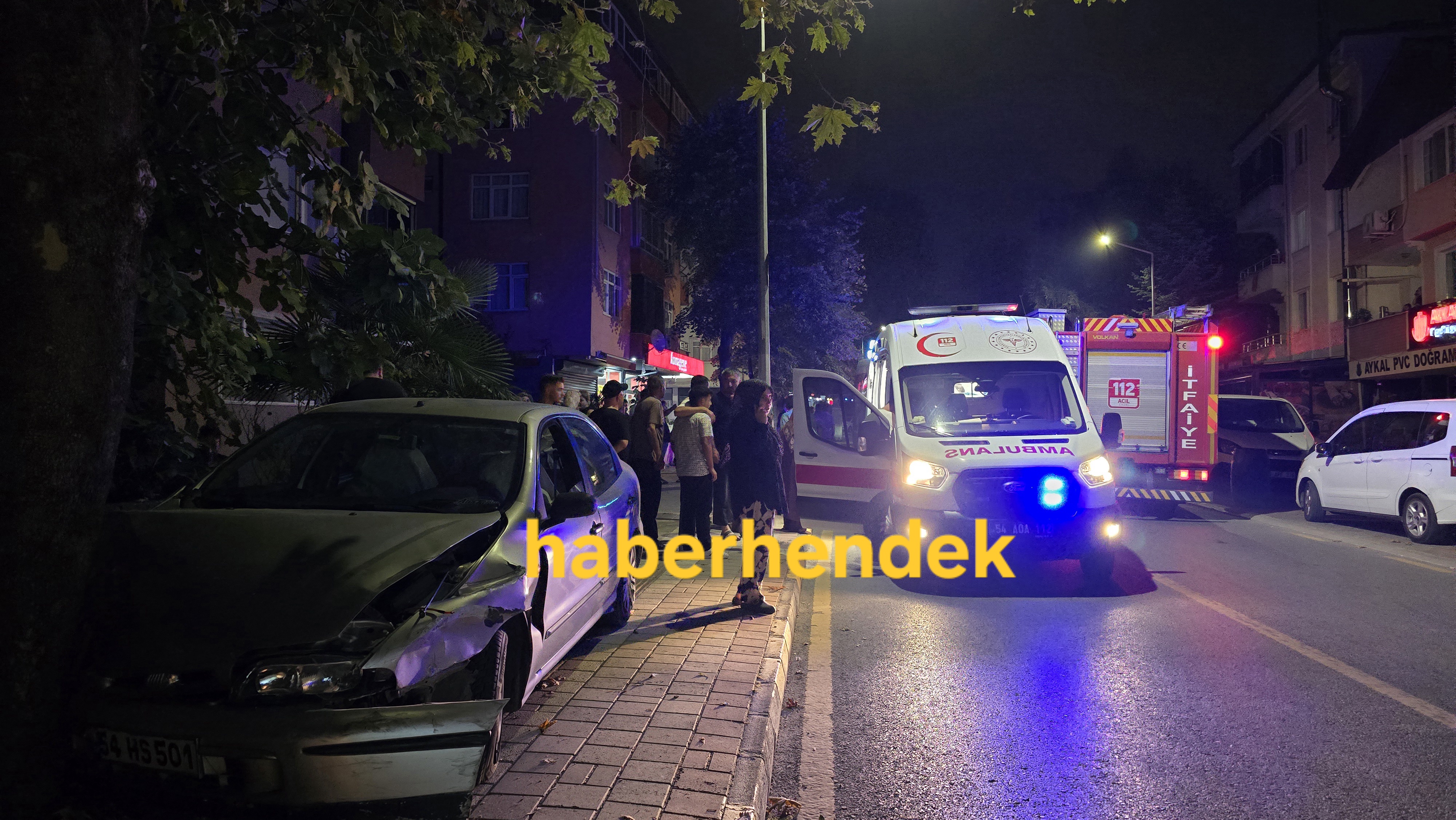 Araca çarpan otomobil Kaldırıma çıktı ve ağaca çarparak durdu