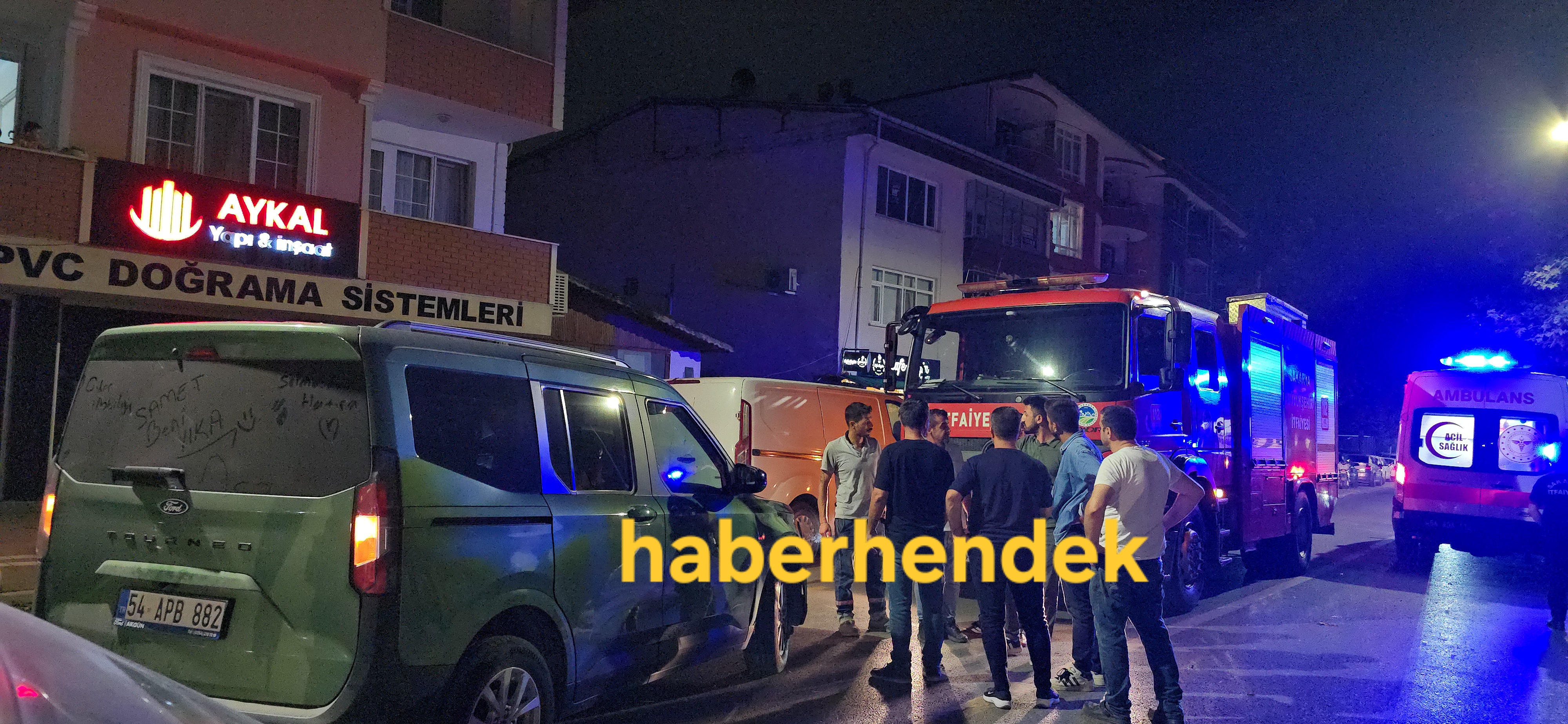 Araca çarpan otomobil Kaldırıma çıktı ve ağaca çarparak durdu