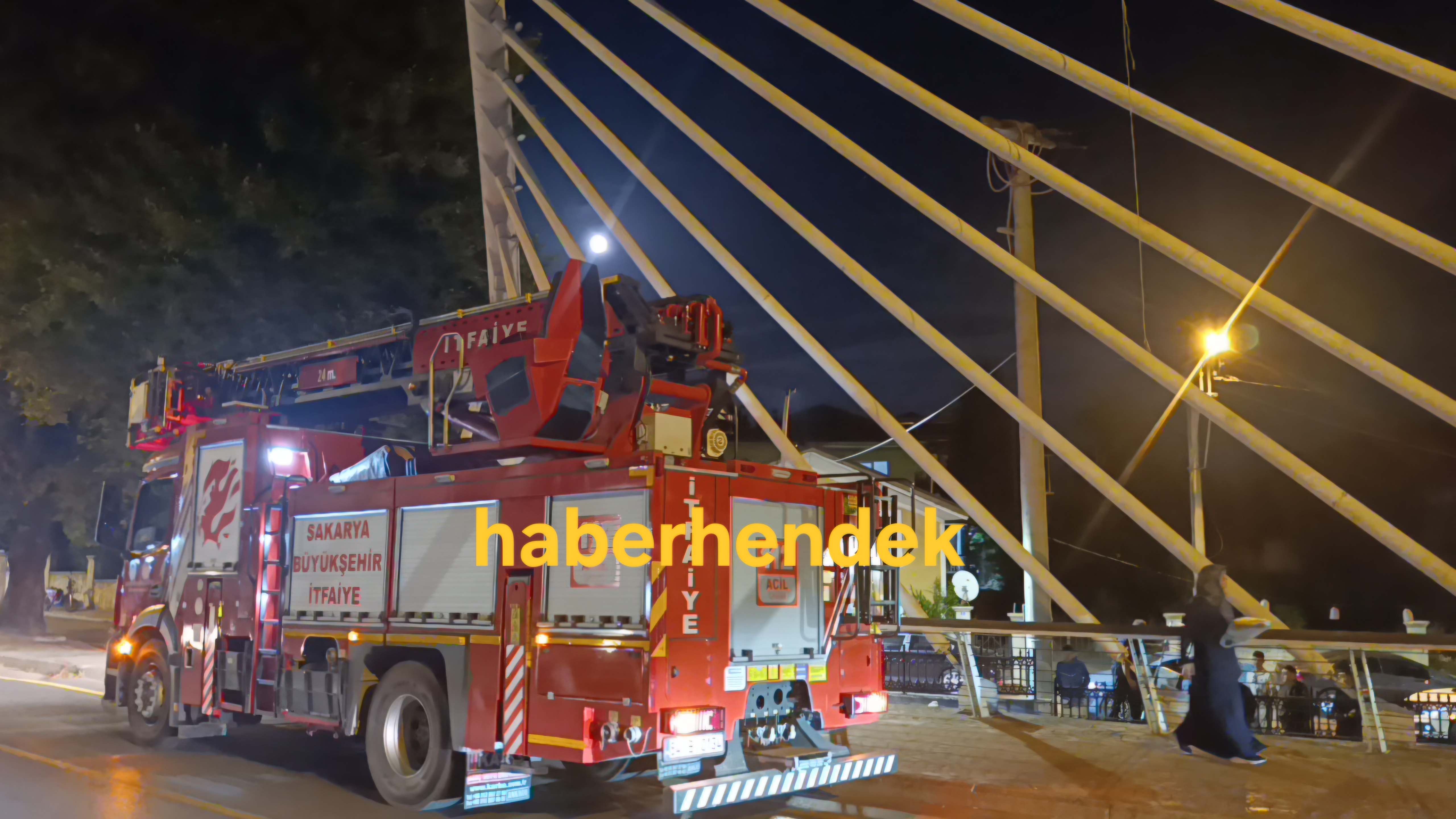 İtfaiye ekibi önce Yangını söndürdü, sonra kurtarma operasyonu gerçekleştirdi
